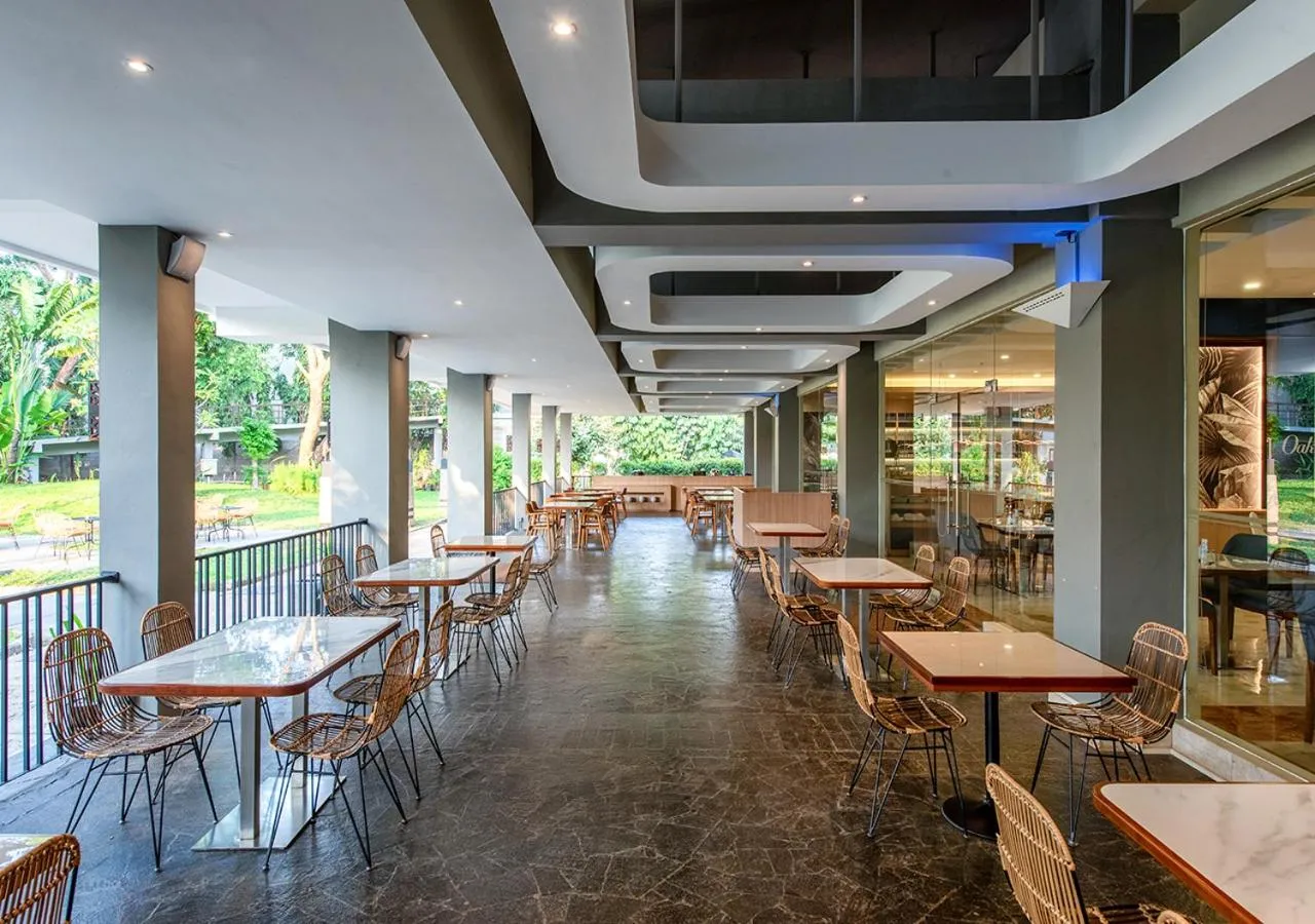 Restaurant/places to eat in Oakwood Hotel & Apartments Taman Mini Jakarta