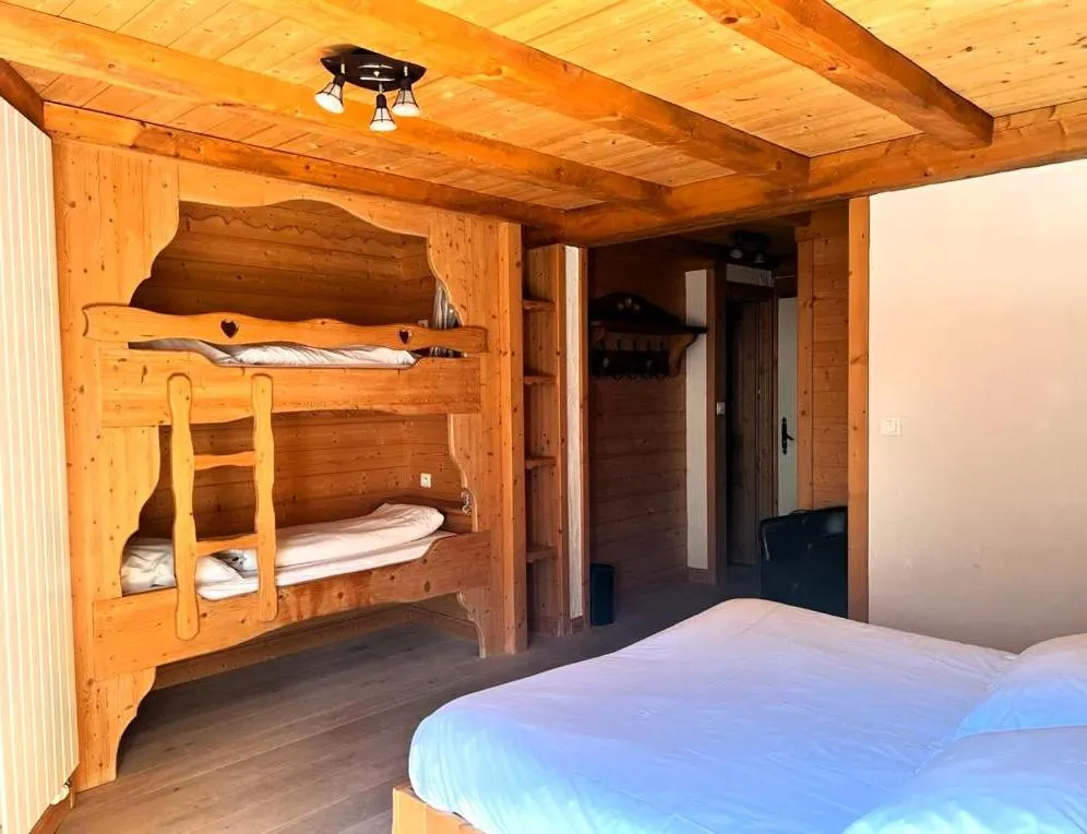 Bedroom, Bed in Fleur des Neiges