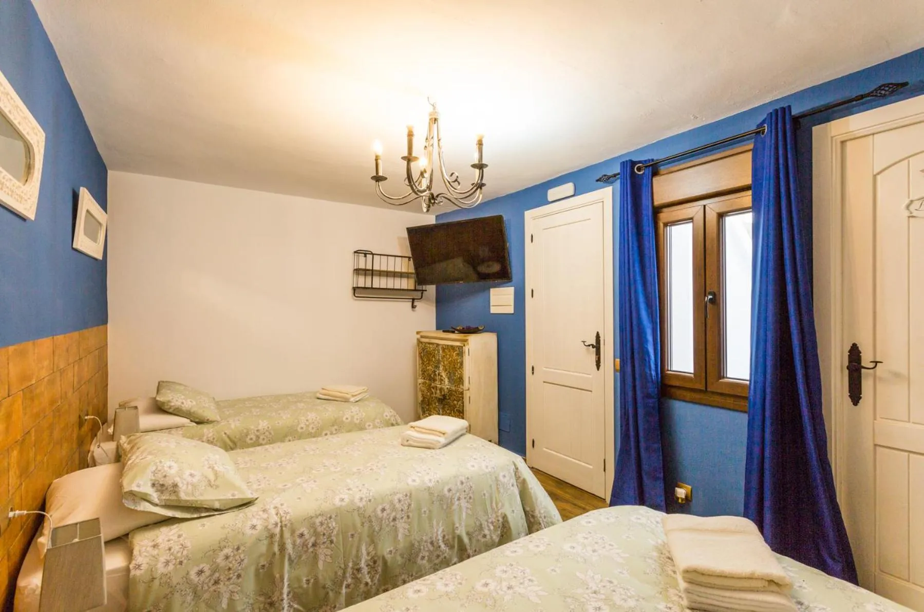 Triple Room with Private Bathroom in La posada del Cani