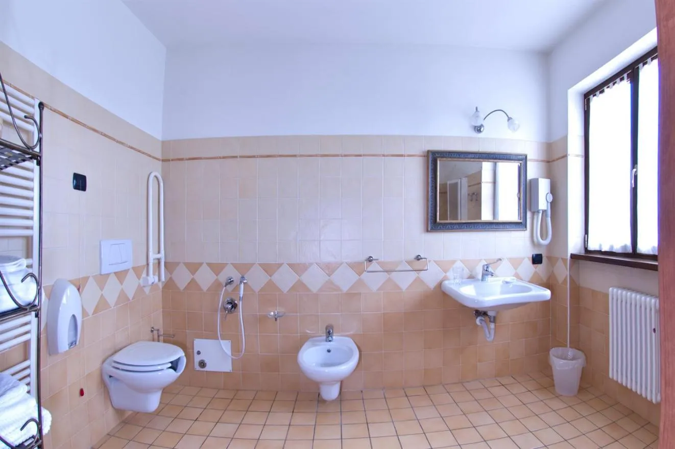 Bathroom in Trattoria Del Bivio