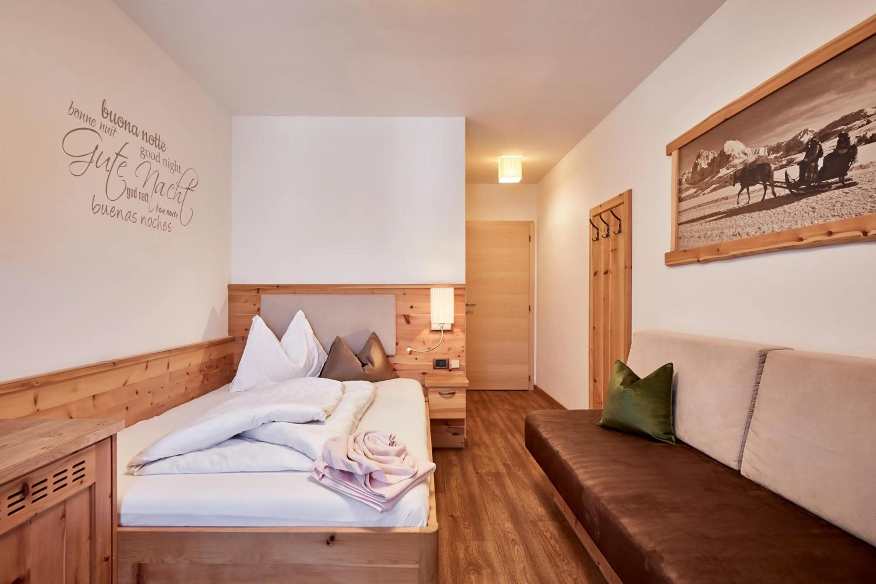 Photo of the whole room, Bed in Hotel Garni Savoy - new opening