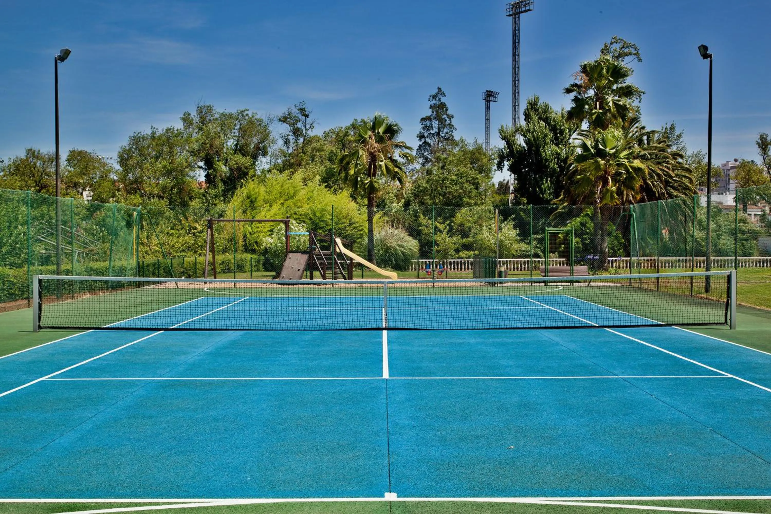 Tennis court in Hotel Dos Templarios