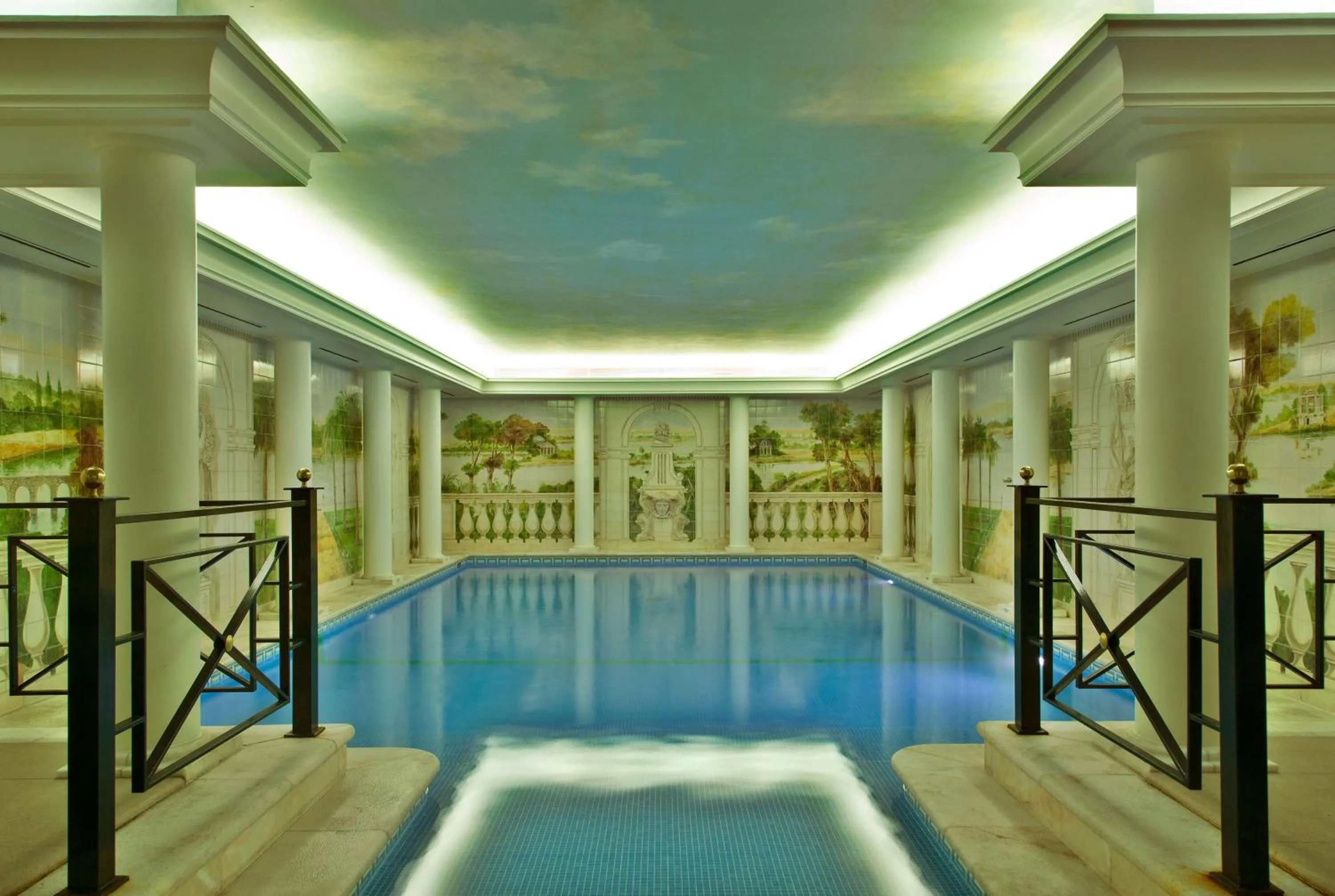 Swimming pool in Hotel Dos Templarios