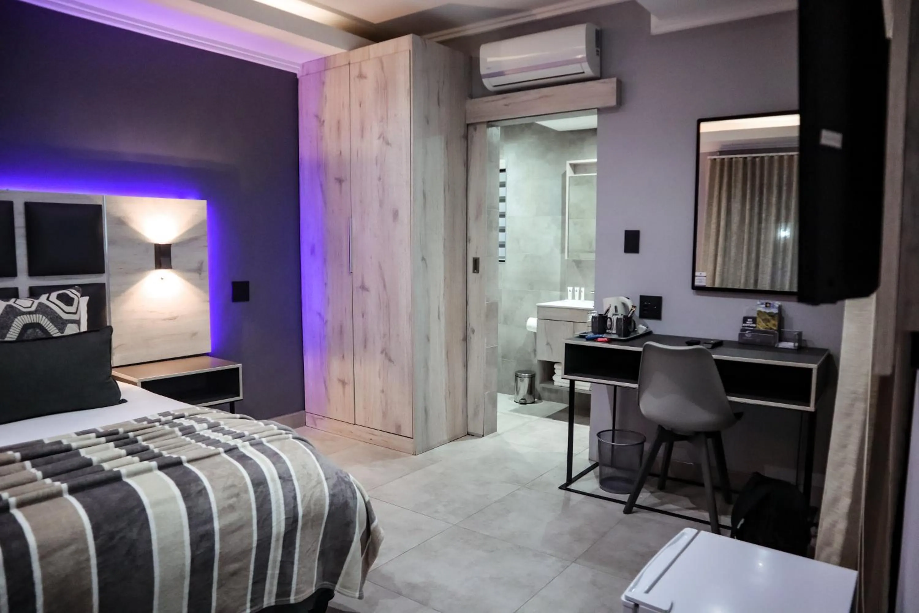 Bedroom, Bed in Cascades Guest Lodge