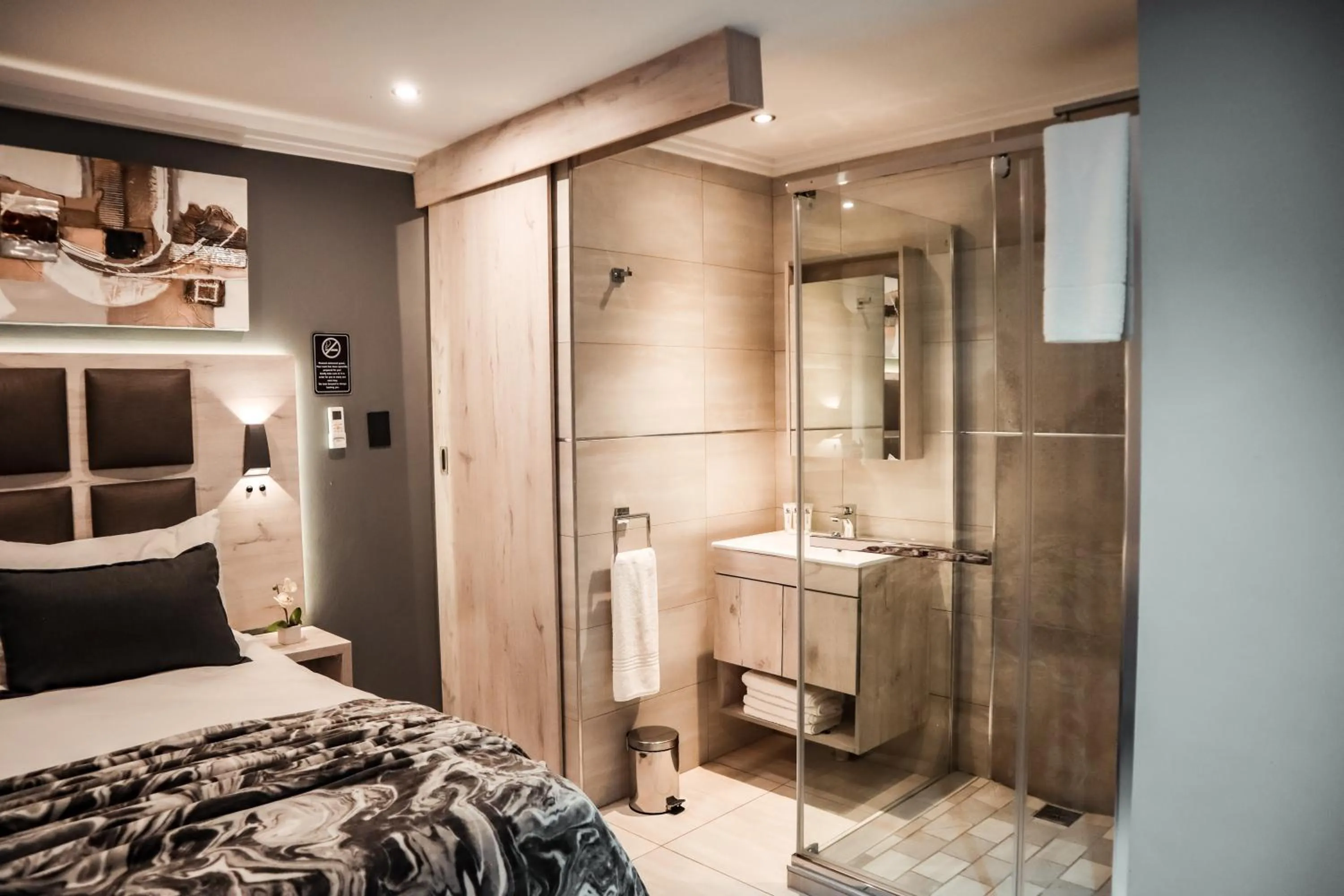 Bedroom, Bed in Cascades Guest Lodge