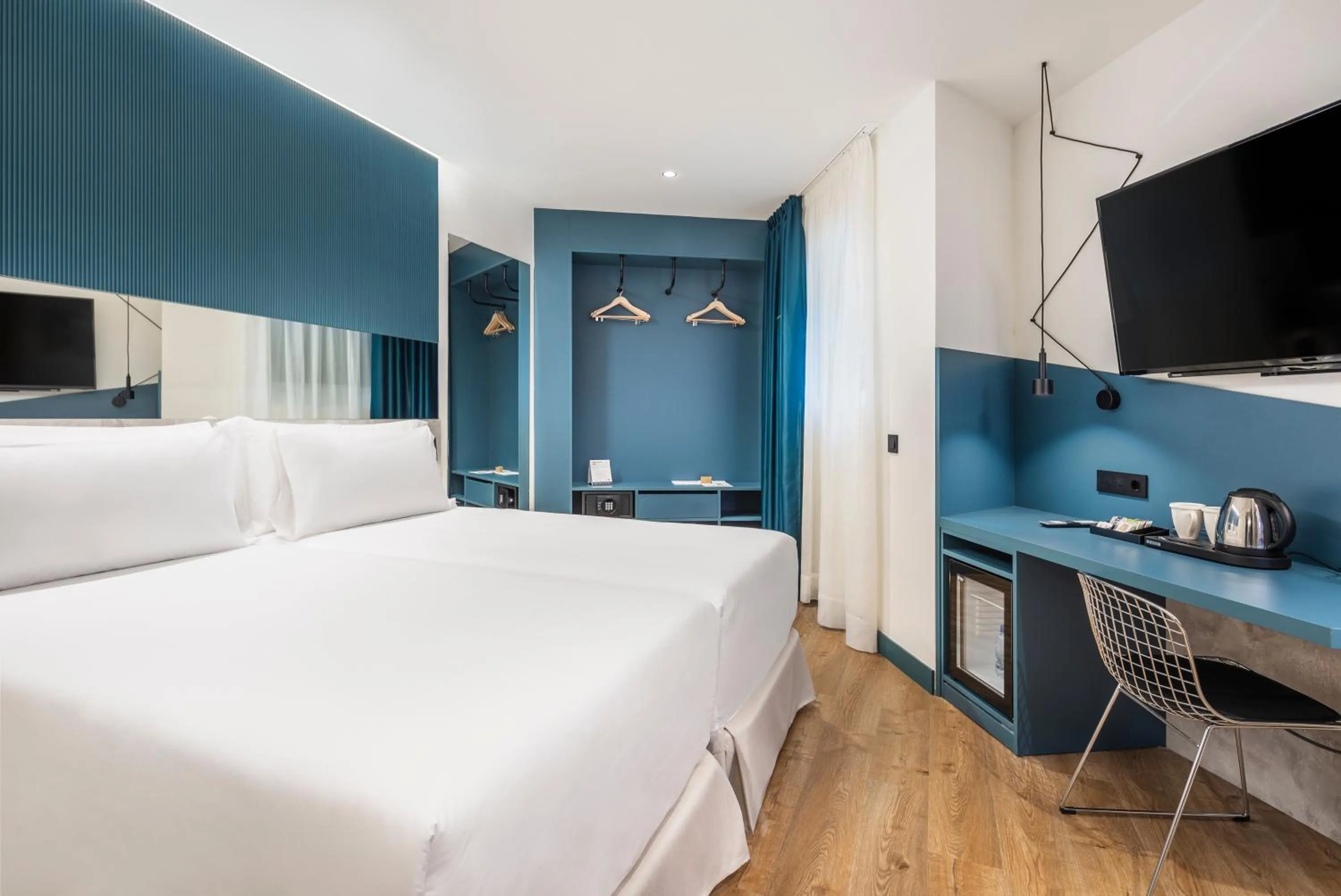 Photo of the whole room, Bed in Occidental Las Canteras