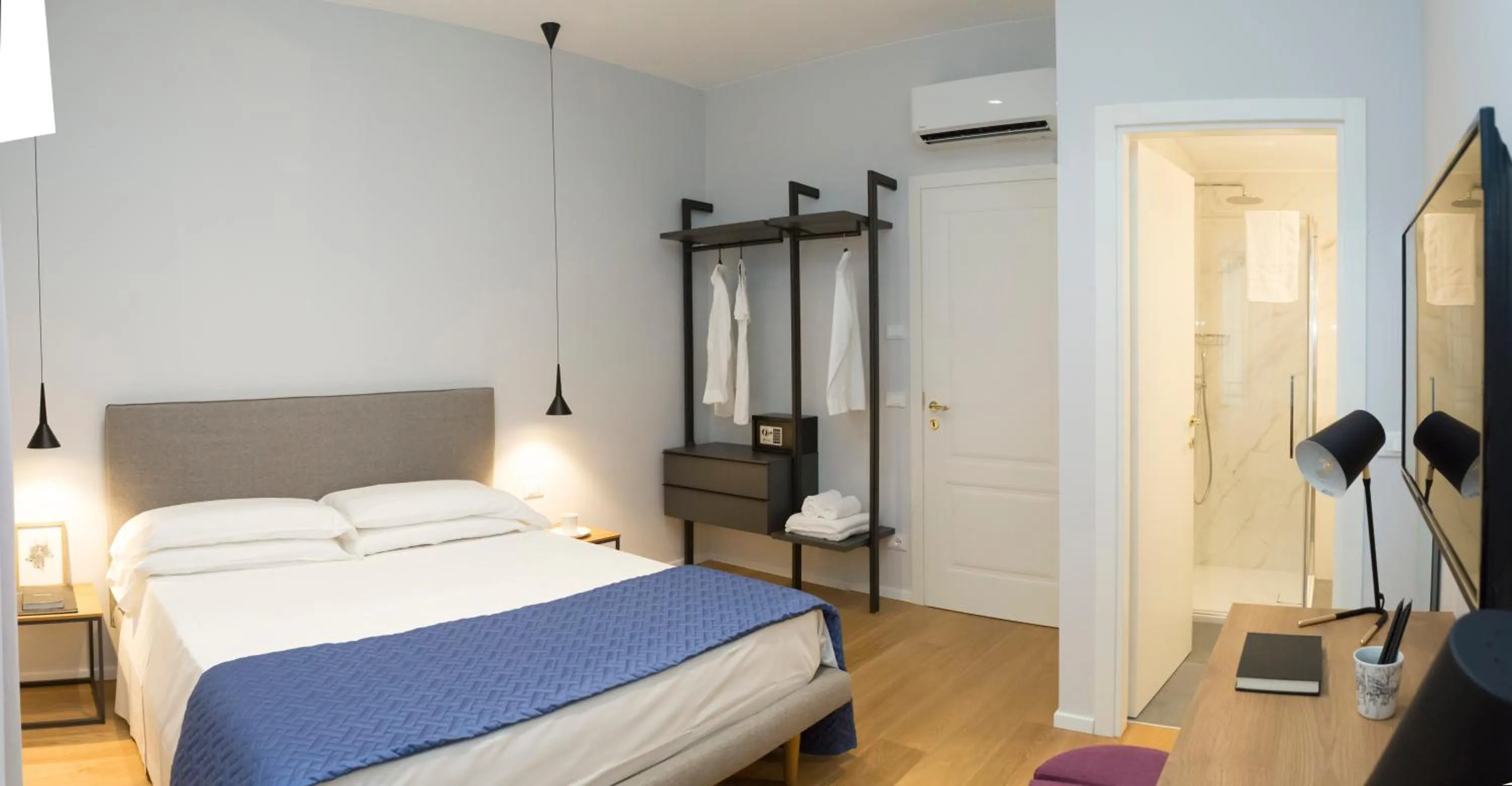 Bedroom, Bed in Trieste 411 - Rooms & Apartments