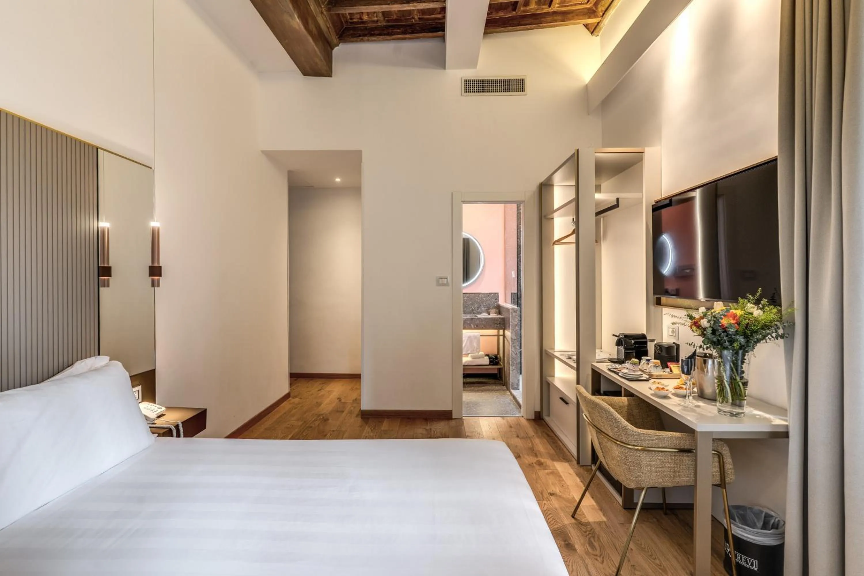 Bathroom, Bed in Relais Trevi 95 Boutique Hotel