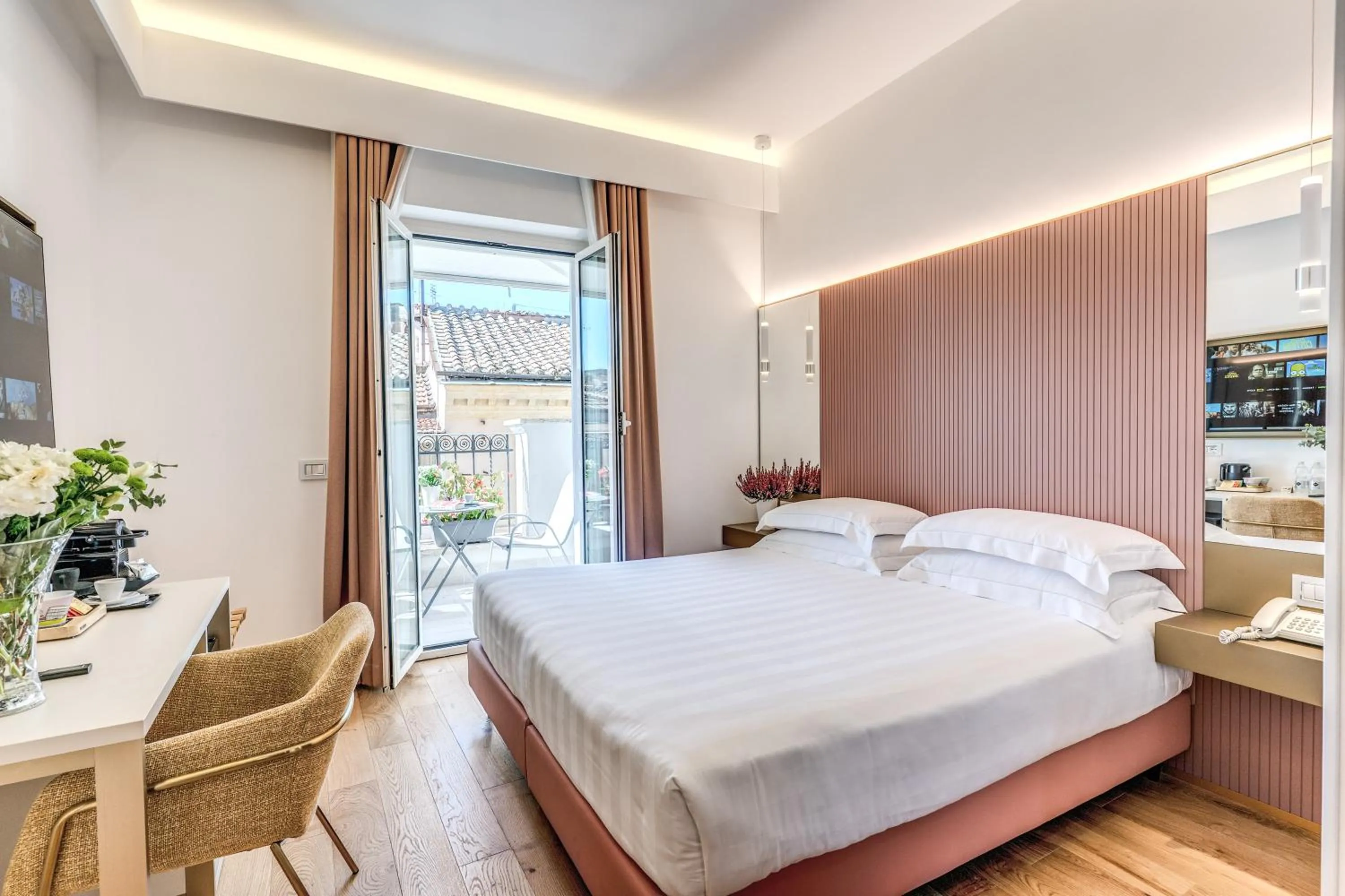 Photo of the whole room, Bed in Relais Trevi 95 Boutique Hotel