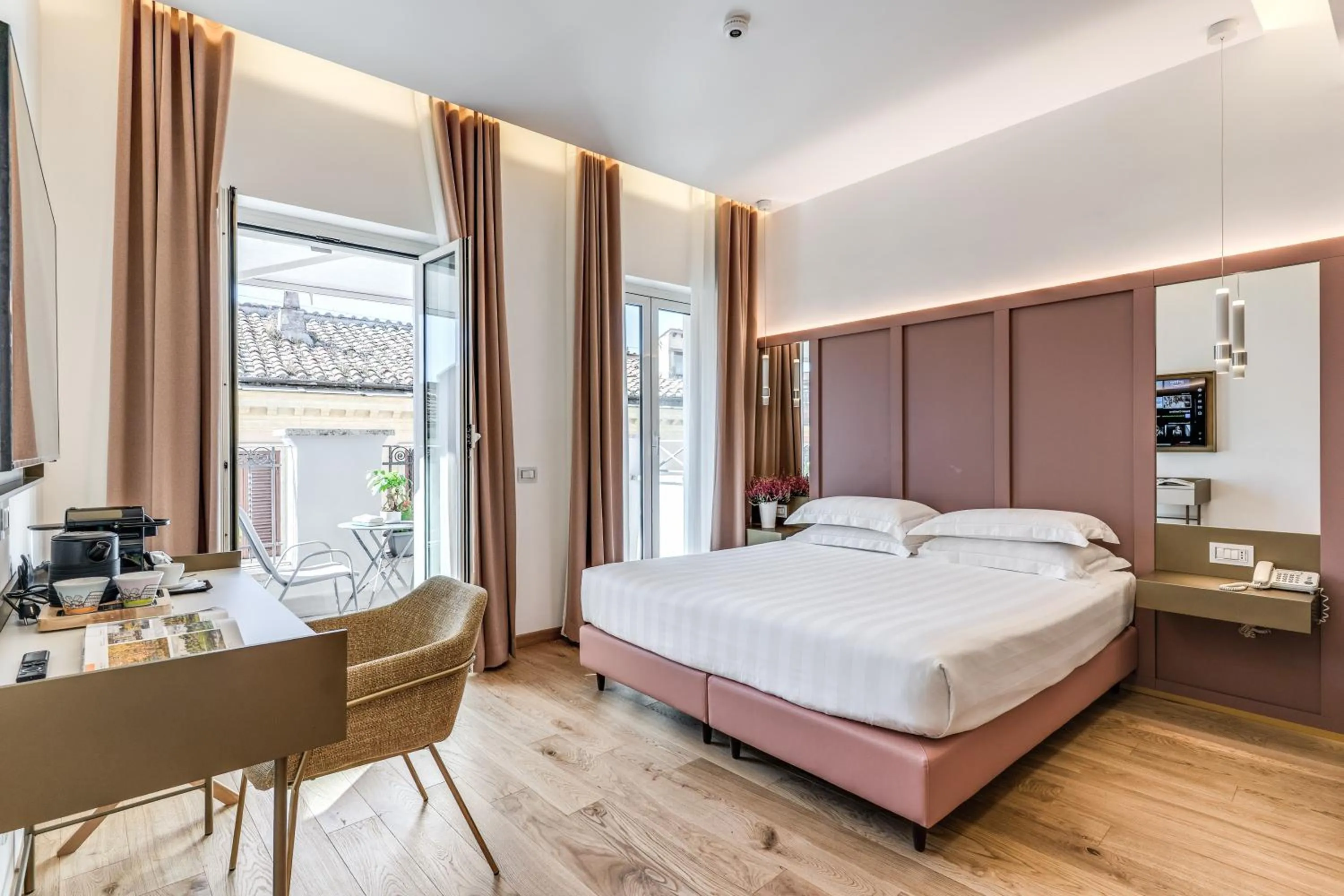 Photo of the whole room, Bed in Relais Trevi 95 Boutique Hotel