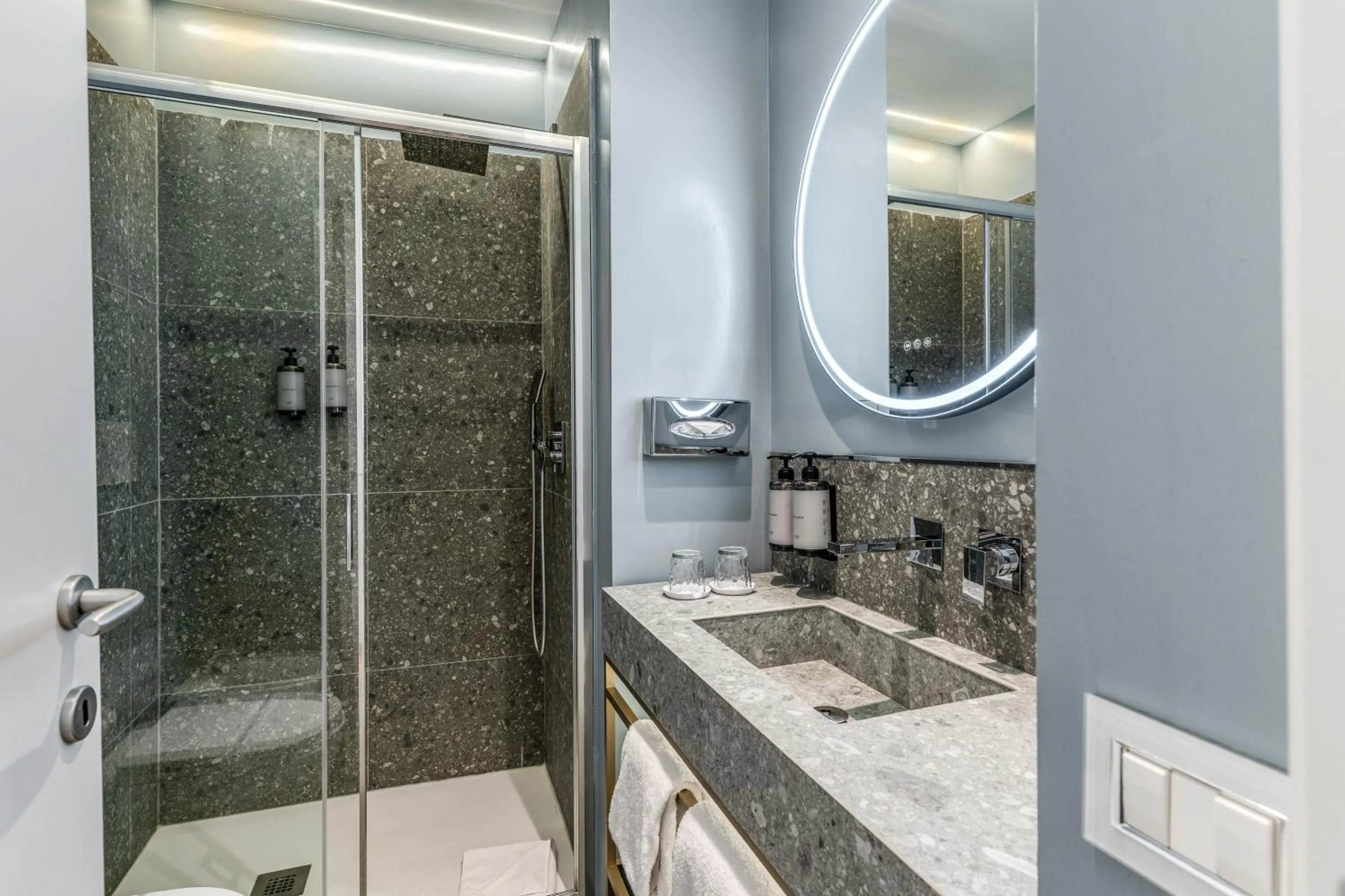 Shower in Relais Trevi 95 Boutique Hotel