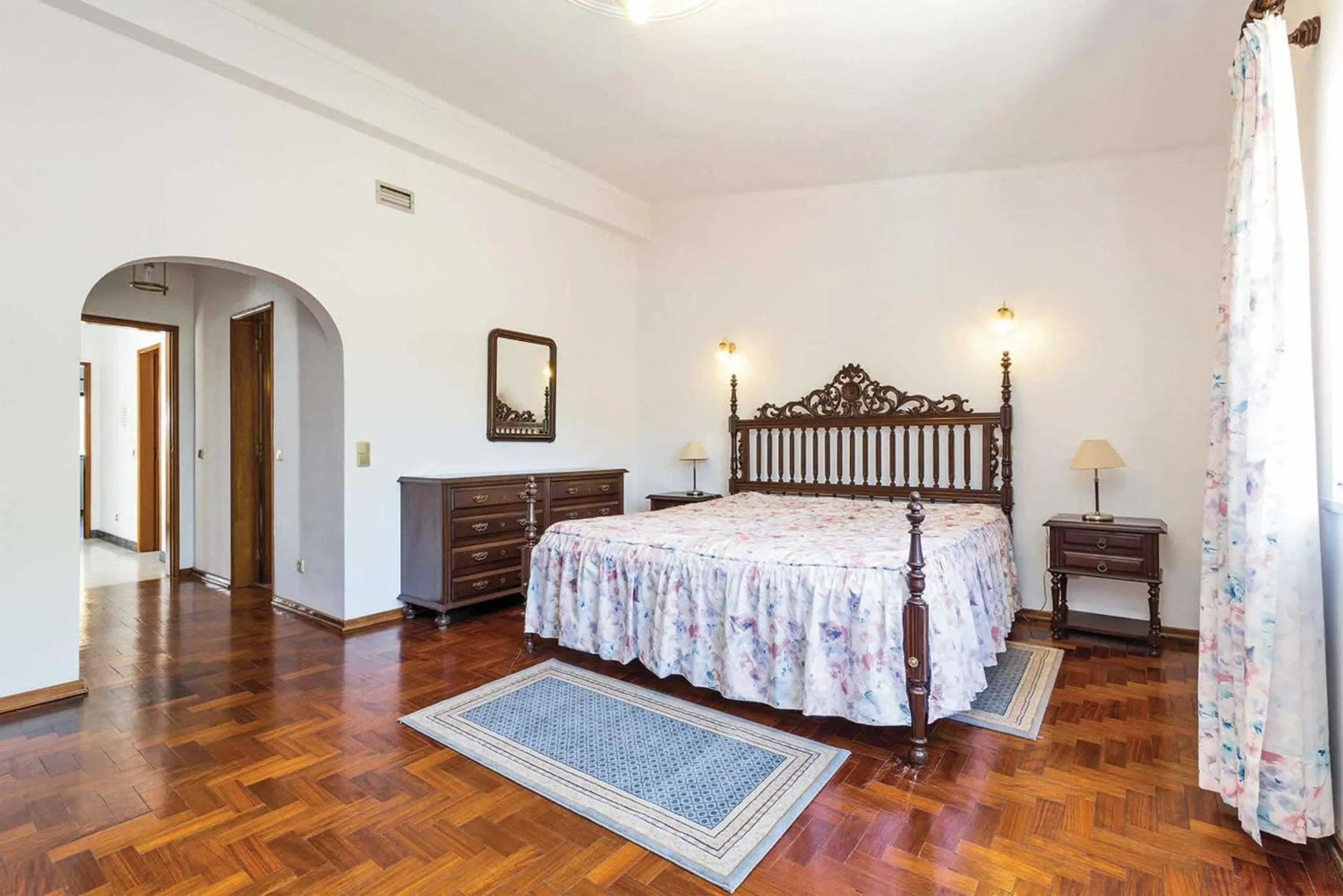 Bed in Situated in a superb position, in The Old Village area