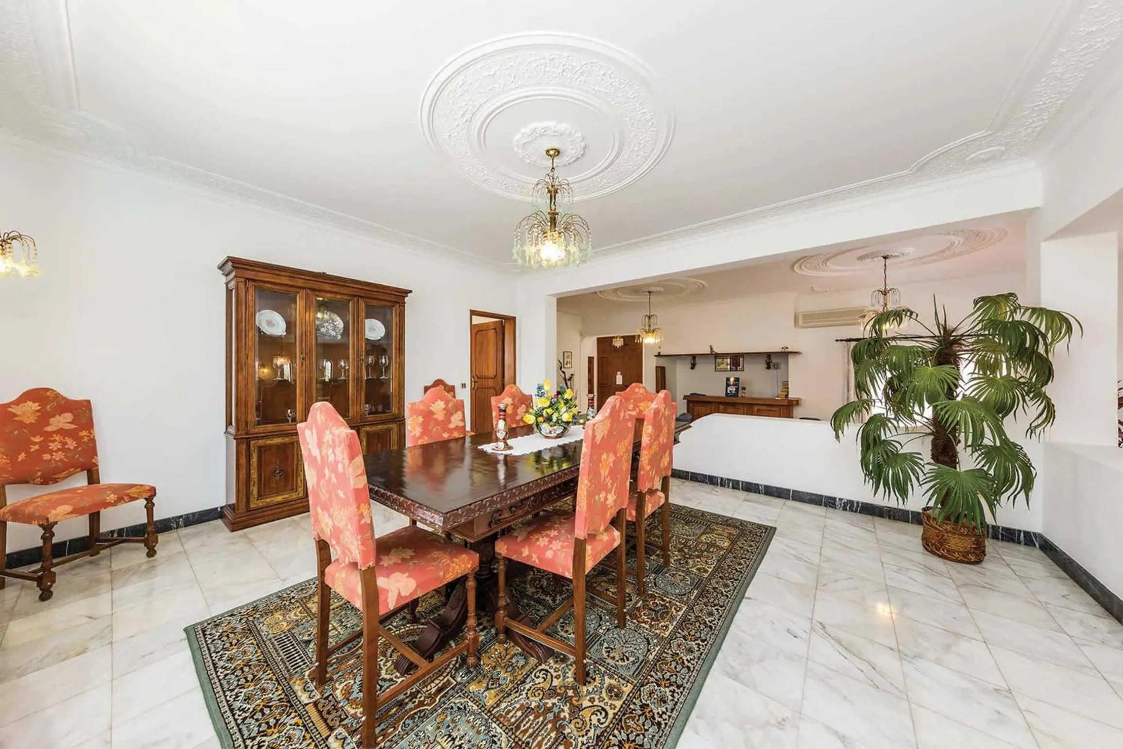 Restaurant/places to eat in Situated in a superb position, in The Old Village area