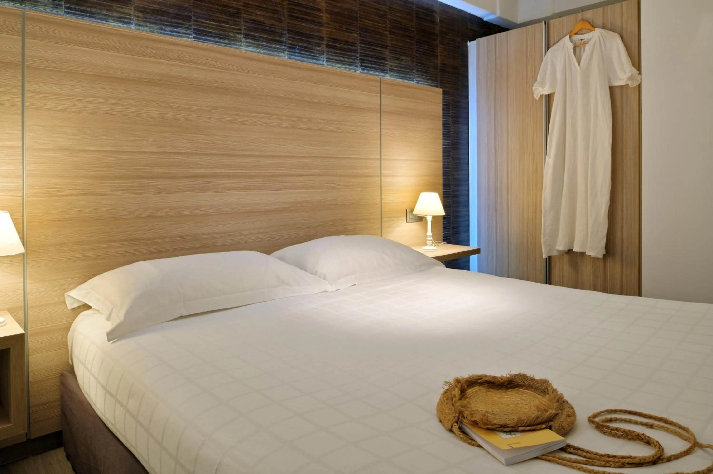 Bedroom, Bed in Hôtel L'Escale Coté Port