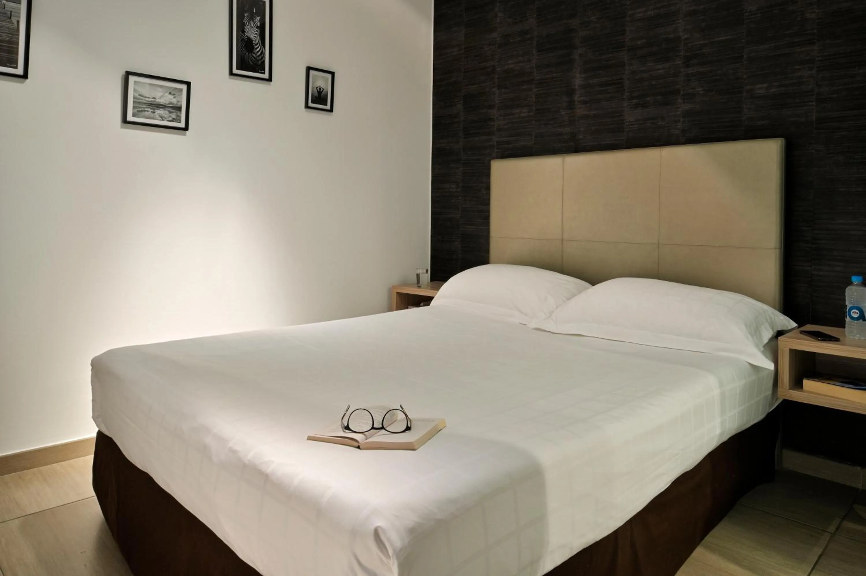 Bedroom, Bed in Hôtel L'Escale Coté Port