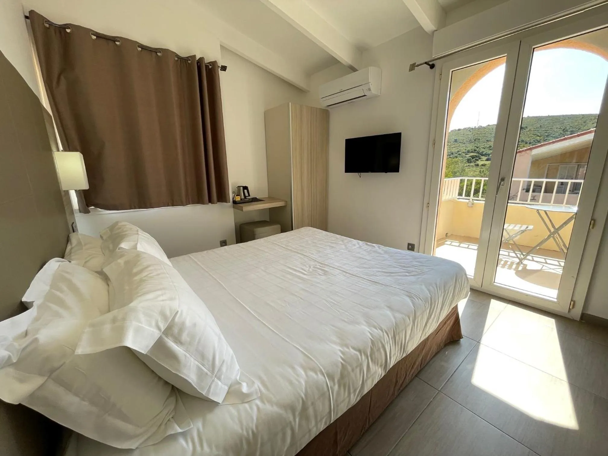 Bedroom, Bed in Hôtel L'Escale Coté Port