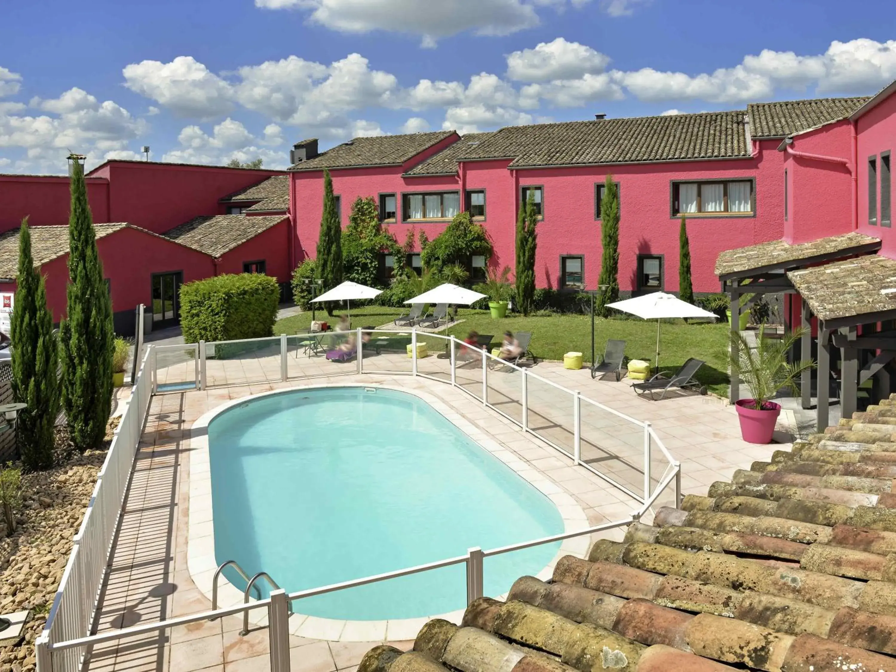 Pool view in ibis Macon Sud Crêches Pool view in ibis Macon Sud Crêches