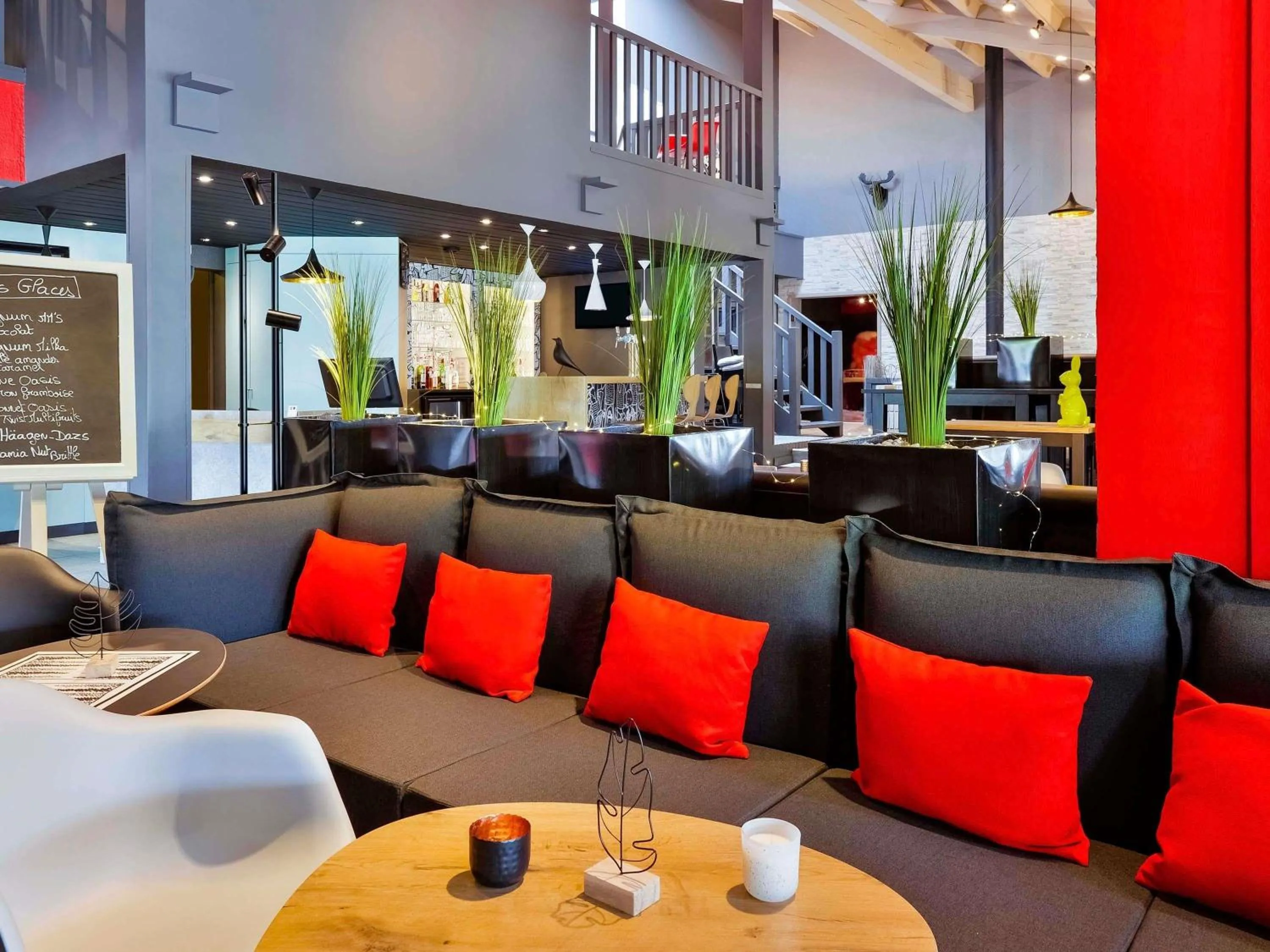 Lounge or bar in ibis Macon Sud Crêches