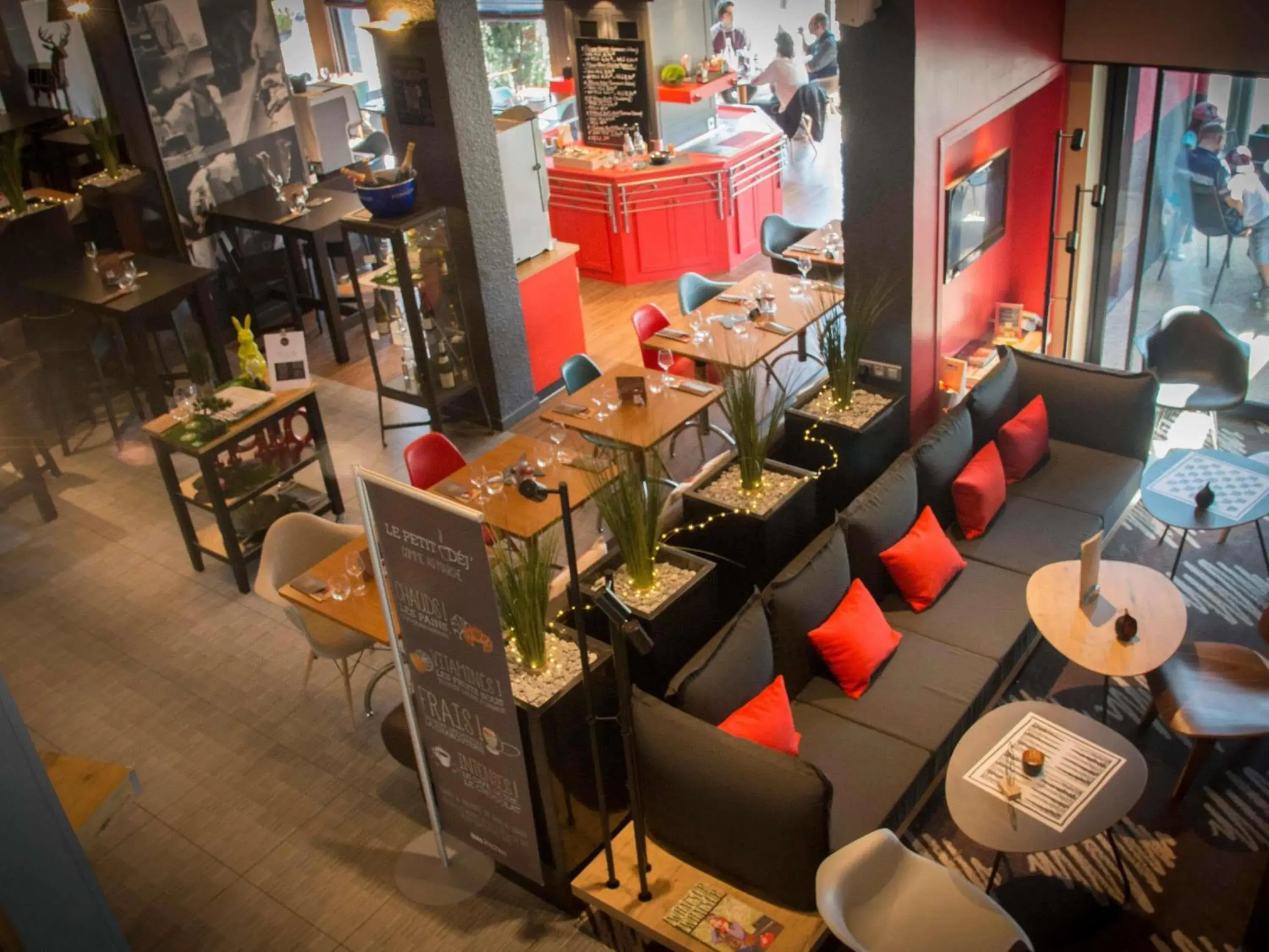 Lounge or bar in ibis Macon Sud Crêches Lounge or bar in ibis Macon Sud Crêches