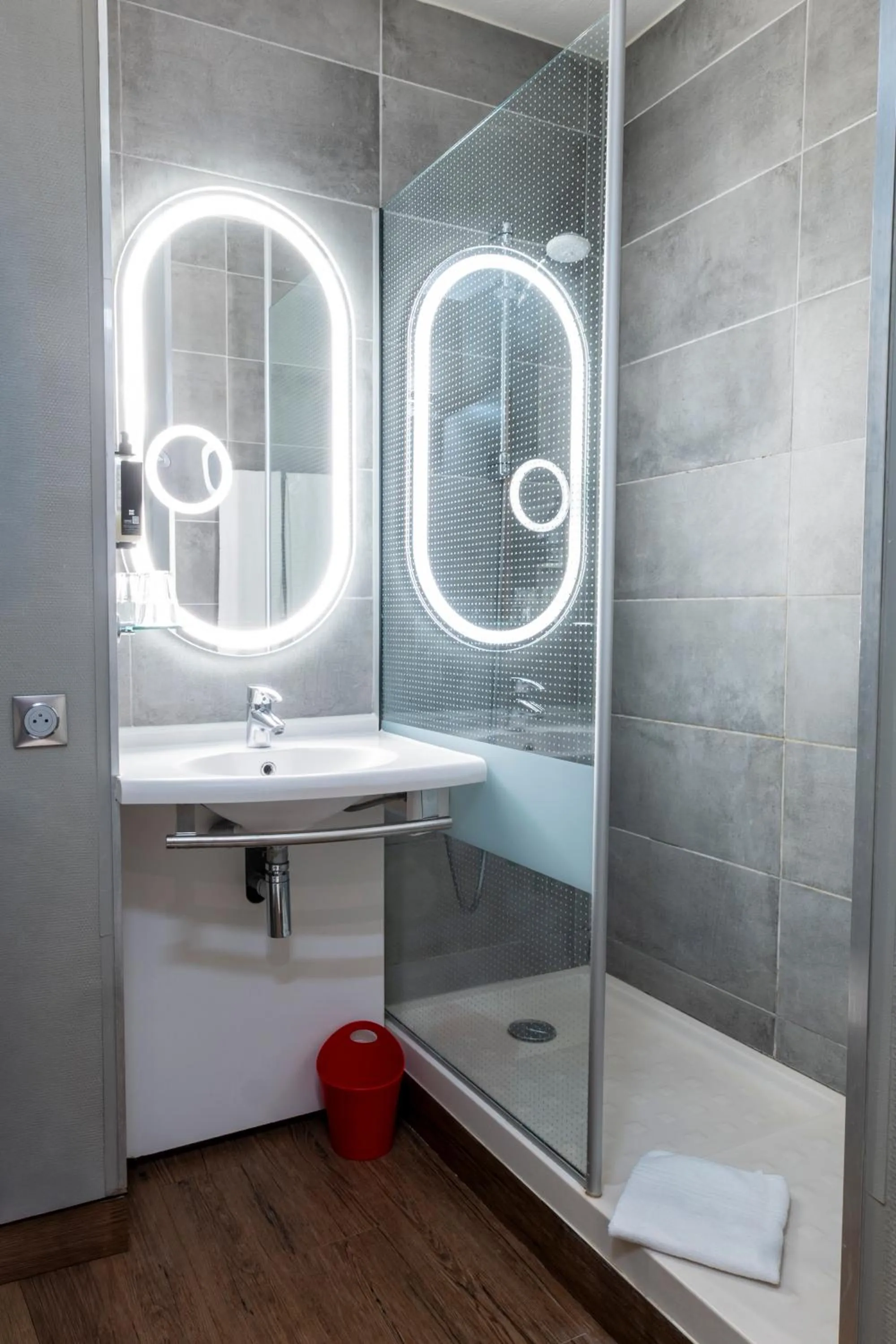 Bathroom in ibis Macon Sud Crêches