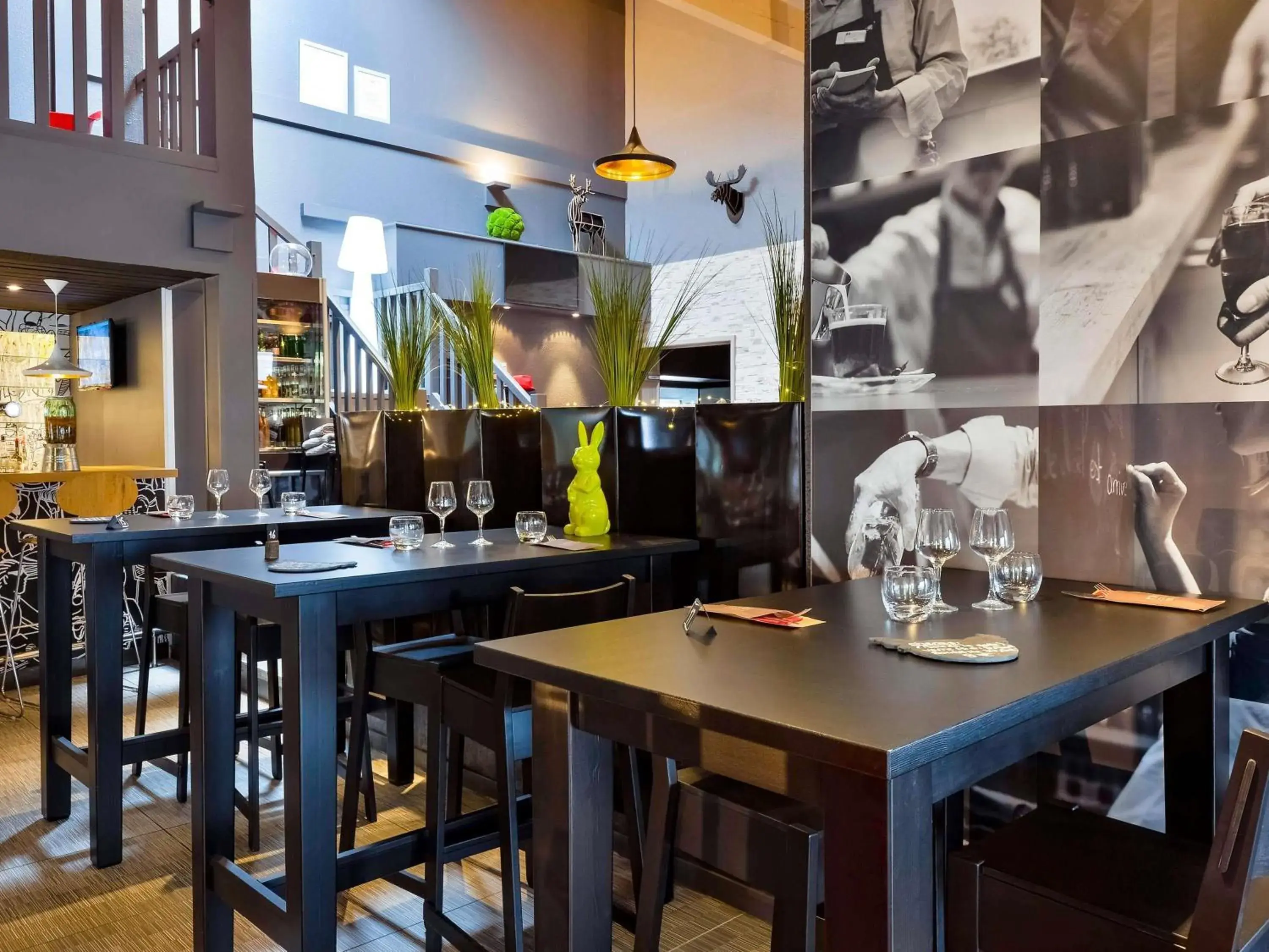 Lounge or bar in ibis Macon Sud Crêches Lounge or bar in ibis Macon Sud Crêches