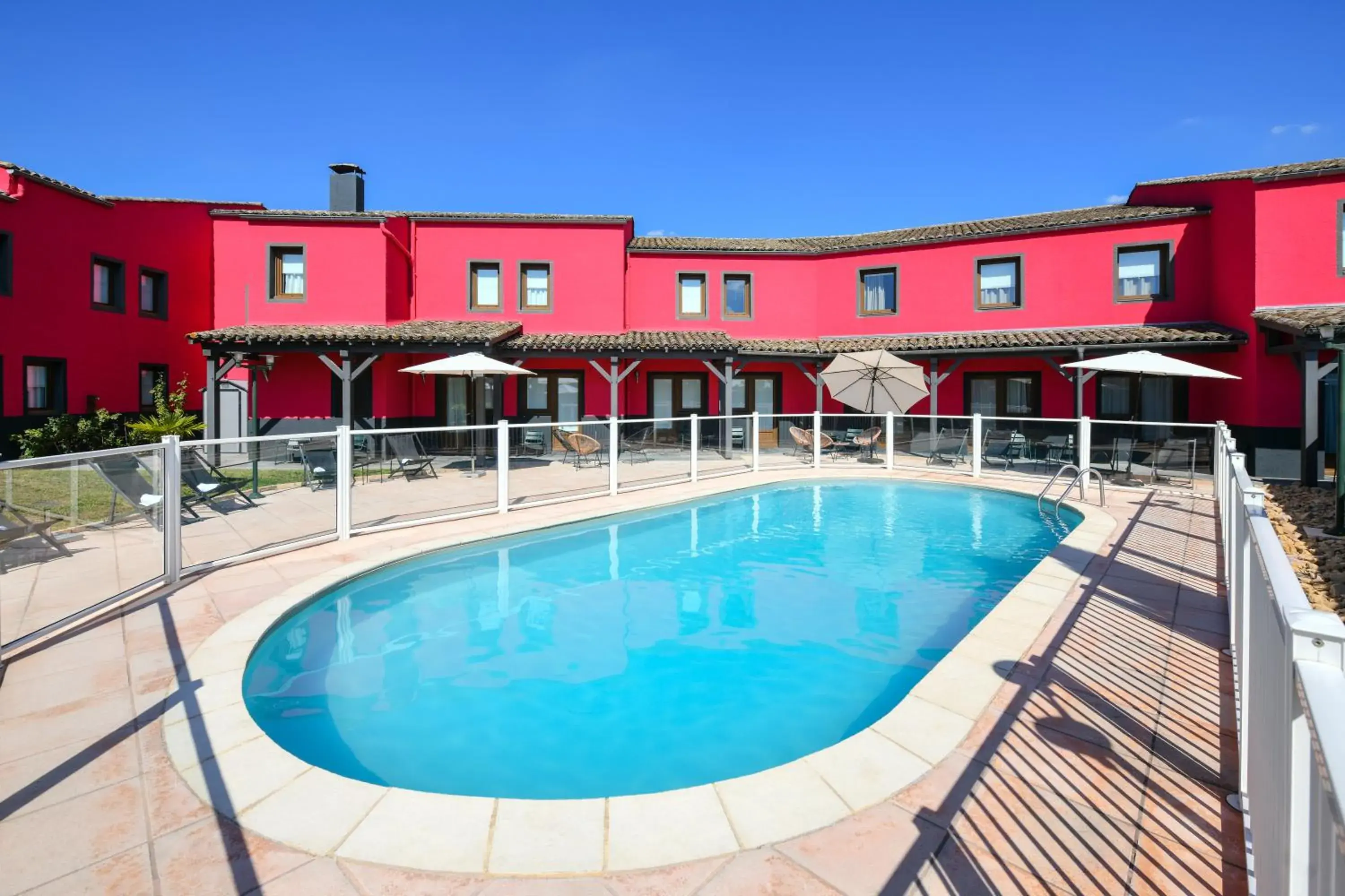 Swimming pool in ibis Macon Sud Crêches Swimming pool in ibis Macon Sud Crêches
