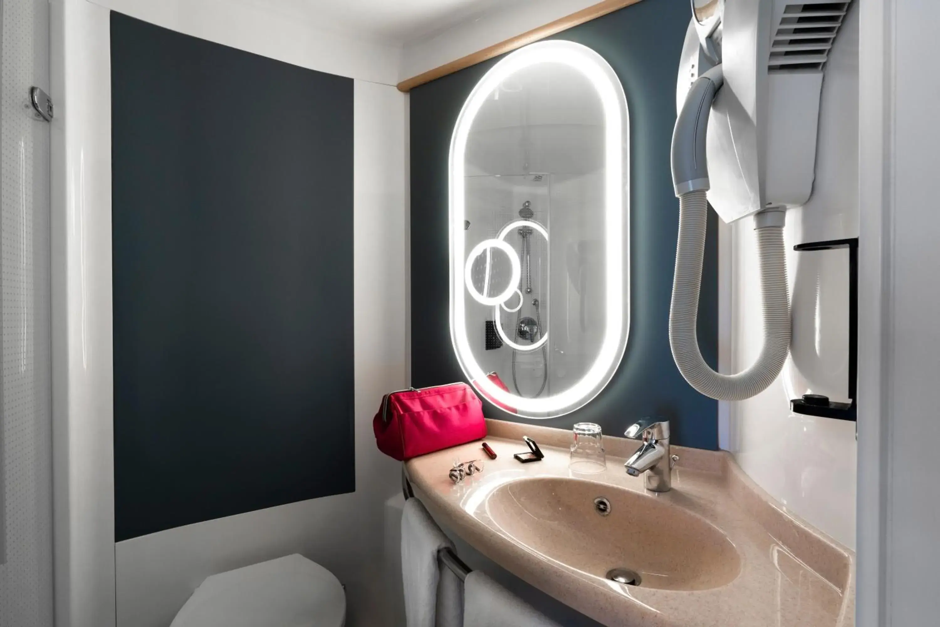 Bathroom in ibis Macon Sud Crêches Bathroom in ibis Macon Sud Crêches