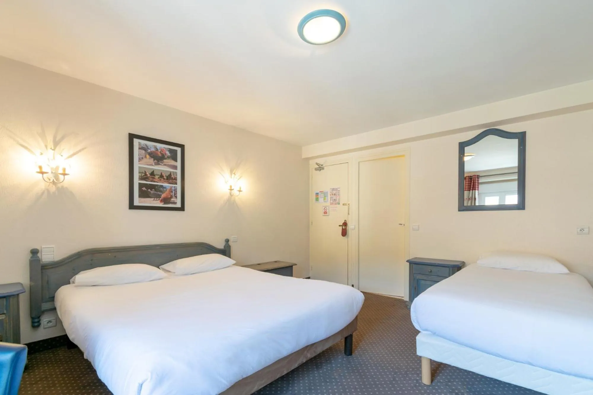 Bed in Hôtel de la Poste