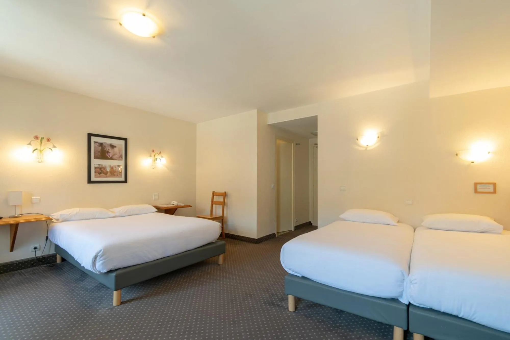 Bed in Hôtel de la Poste