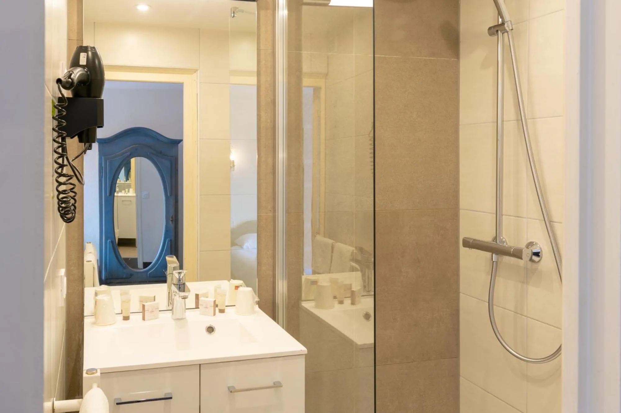 Shower in Hôtel de la Poste