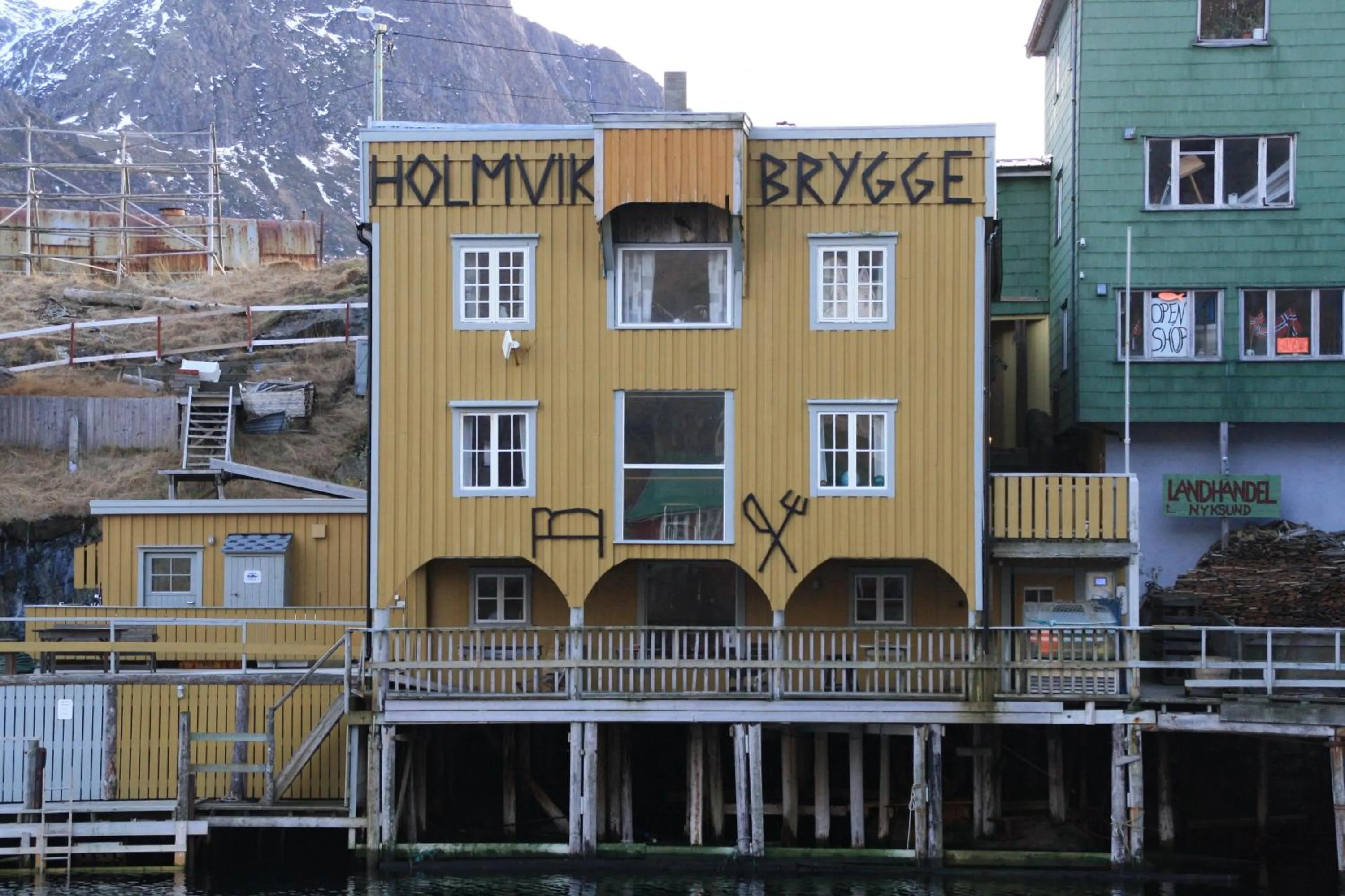 Facade/entrance in Holmvik Brygge Nyksund