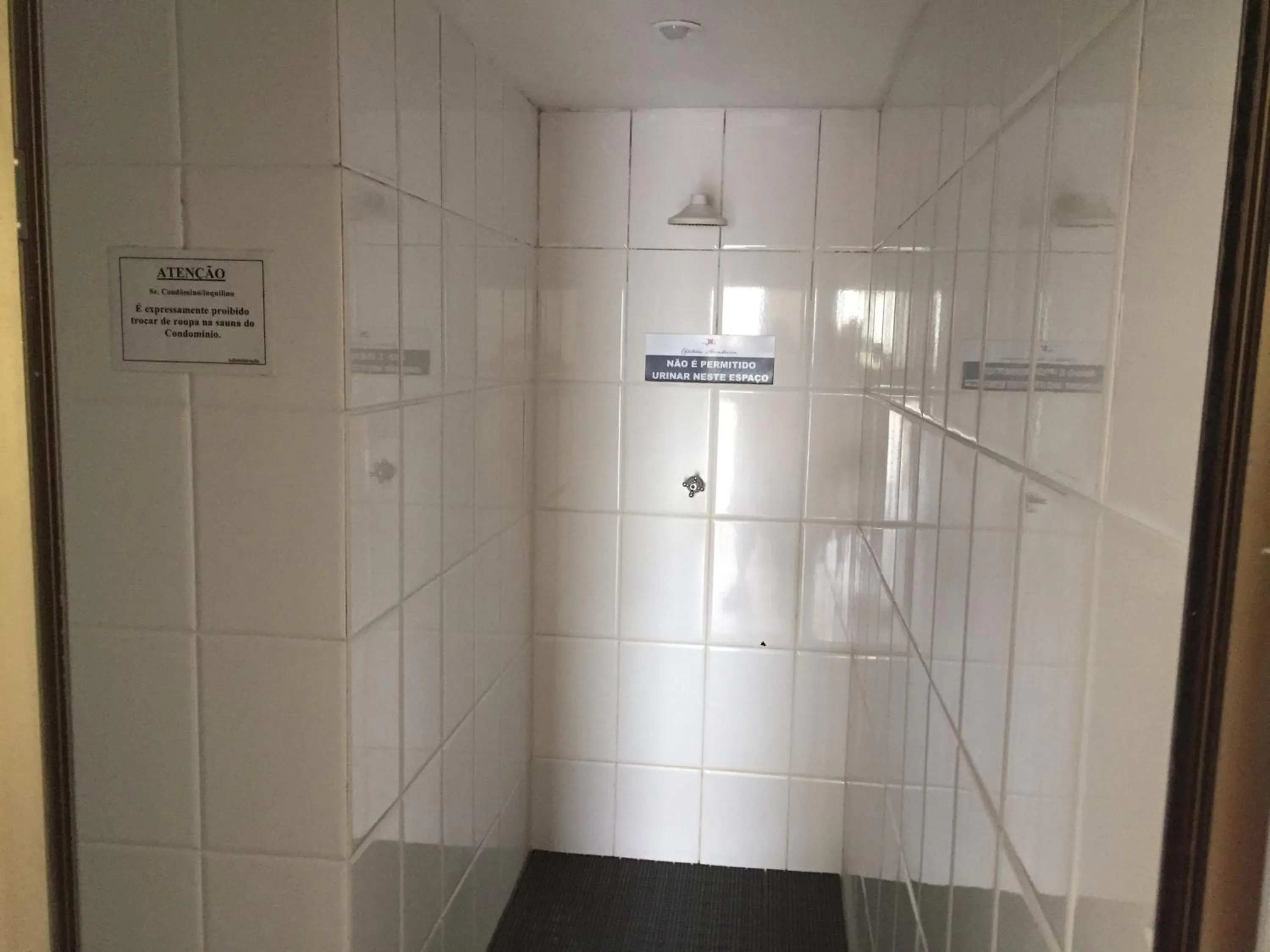 Shower in Condominio Chateau Mondrian