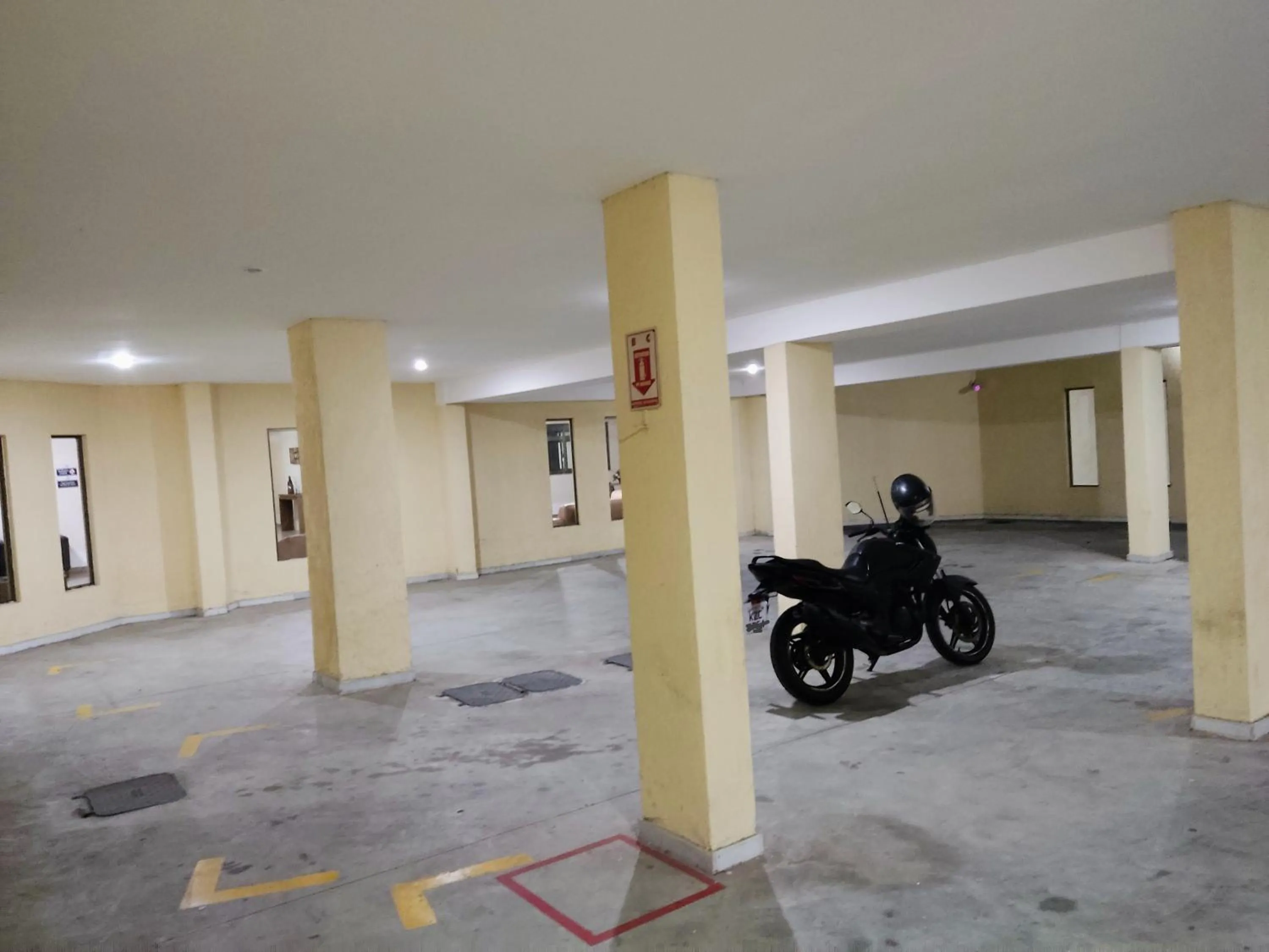 Parking in Condominio Chateau Mondrian