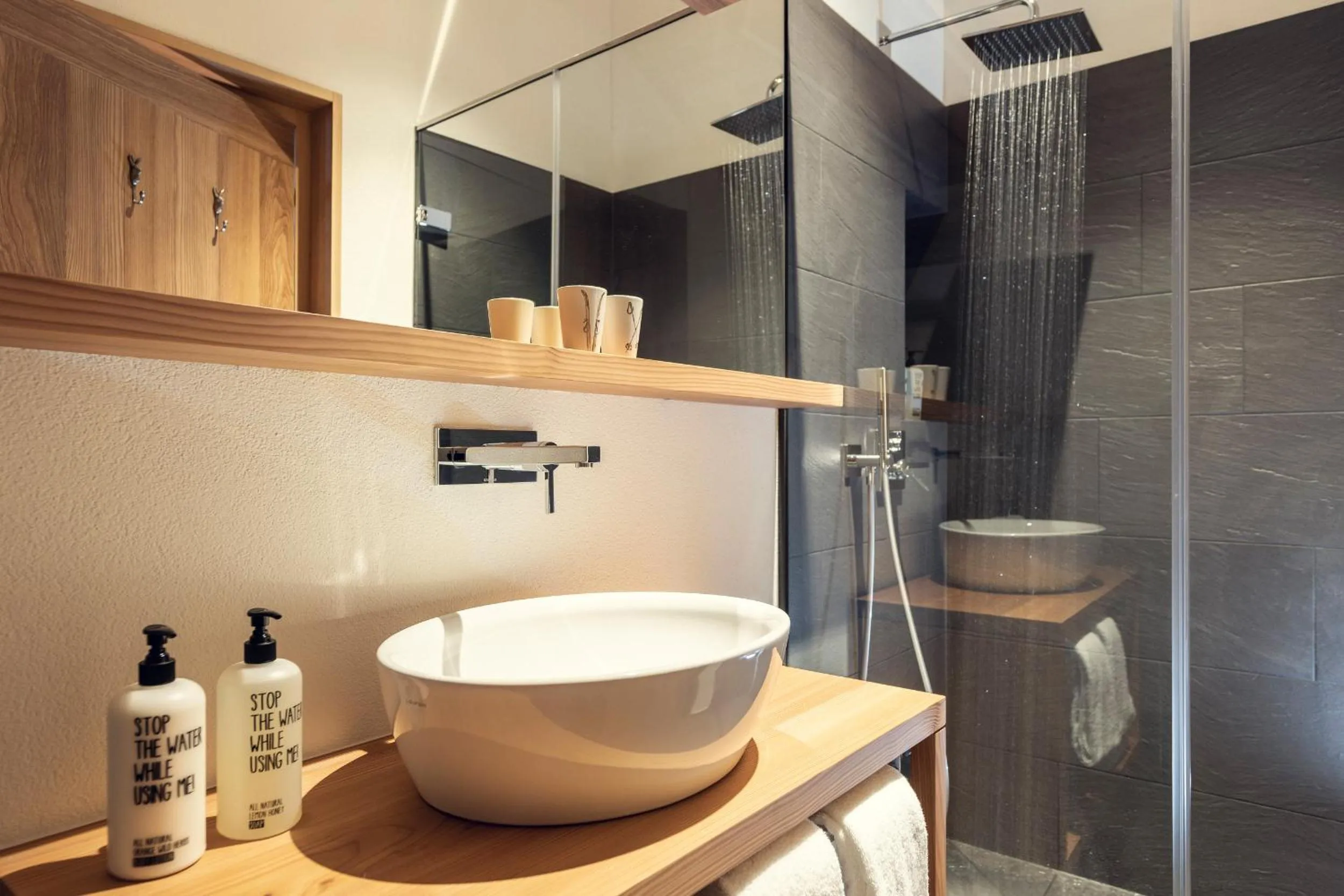 Photo of the whole room in Conrad's Mountain Lodge