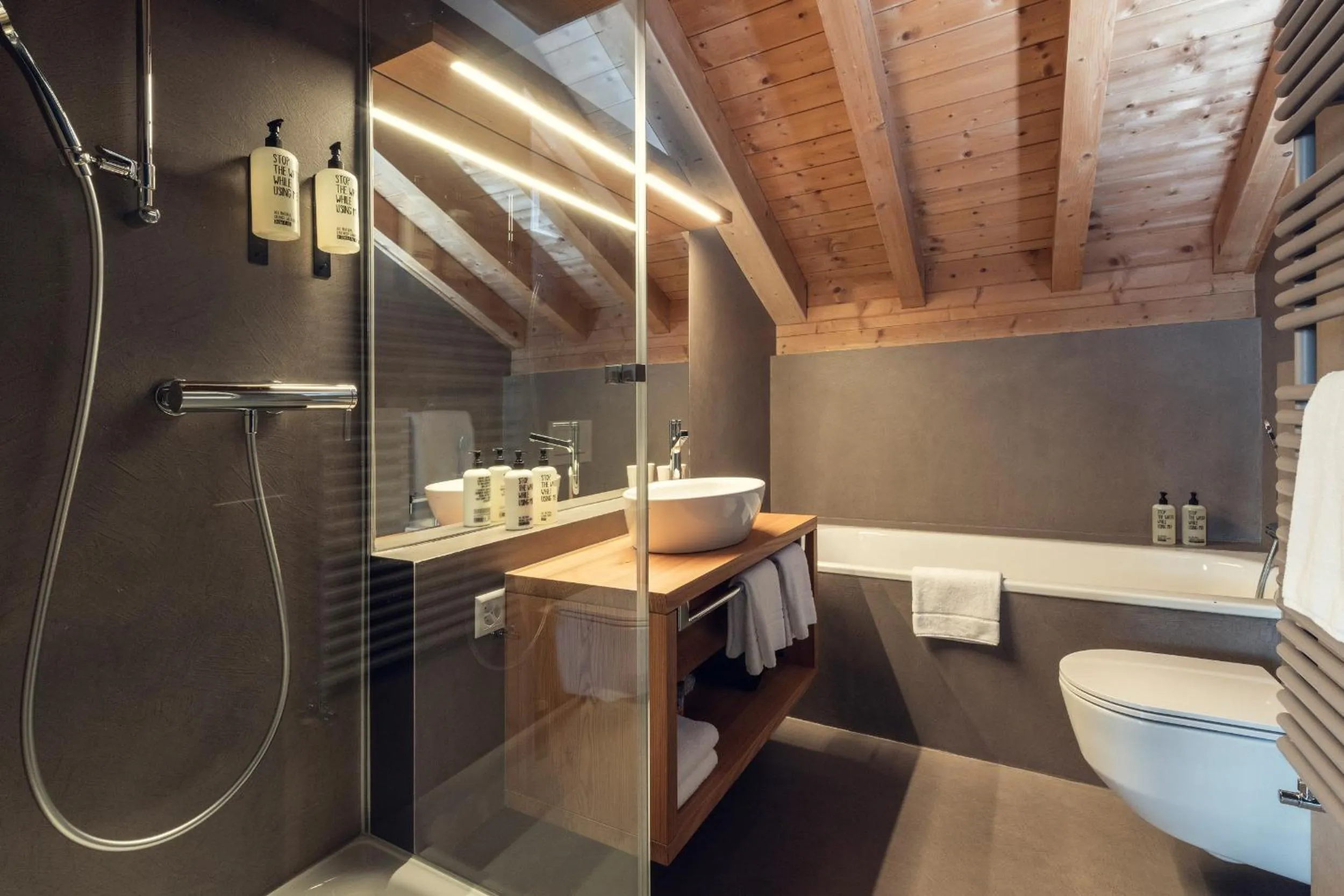 Photo of the whole room in Conrad's Mountain Lodge