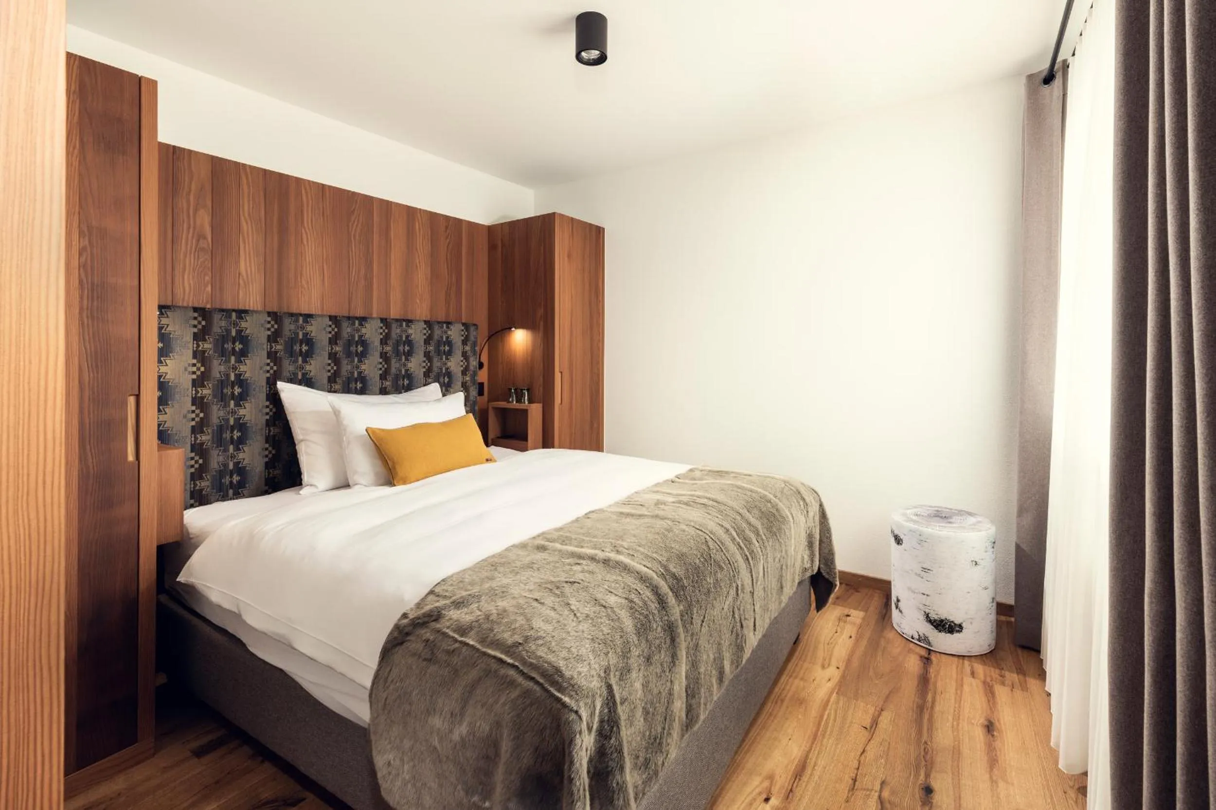 Photo of the whole room, Bed in Conrad's Mountain Lodge