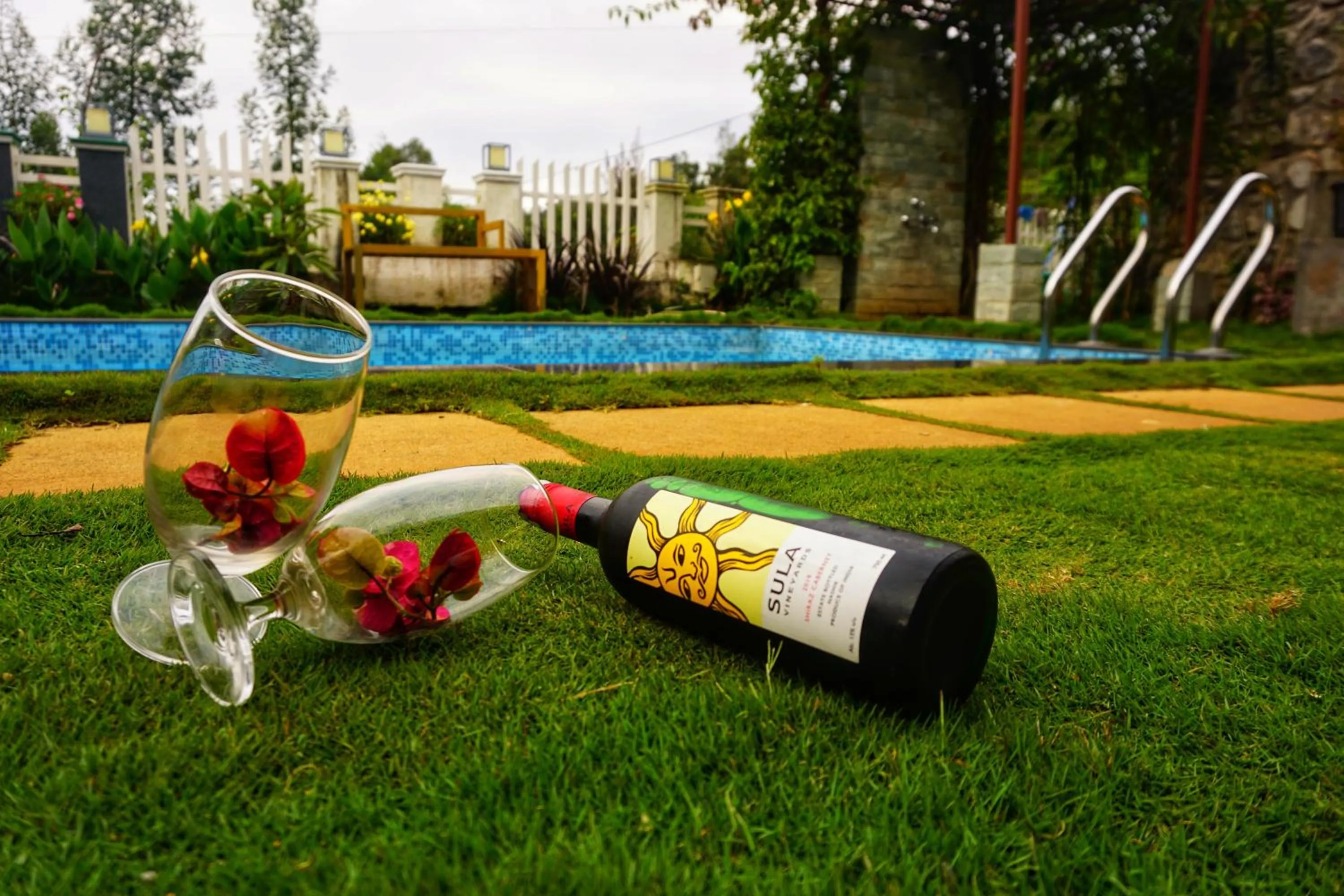 Swimming pool in La Niebla Farm Resort