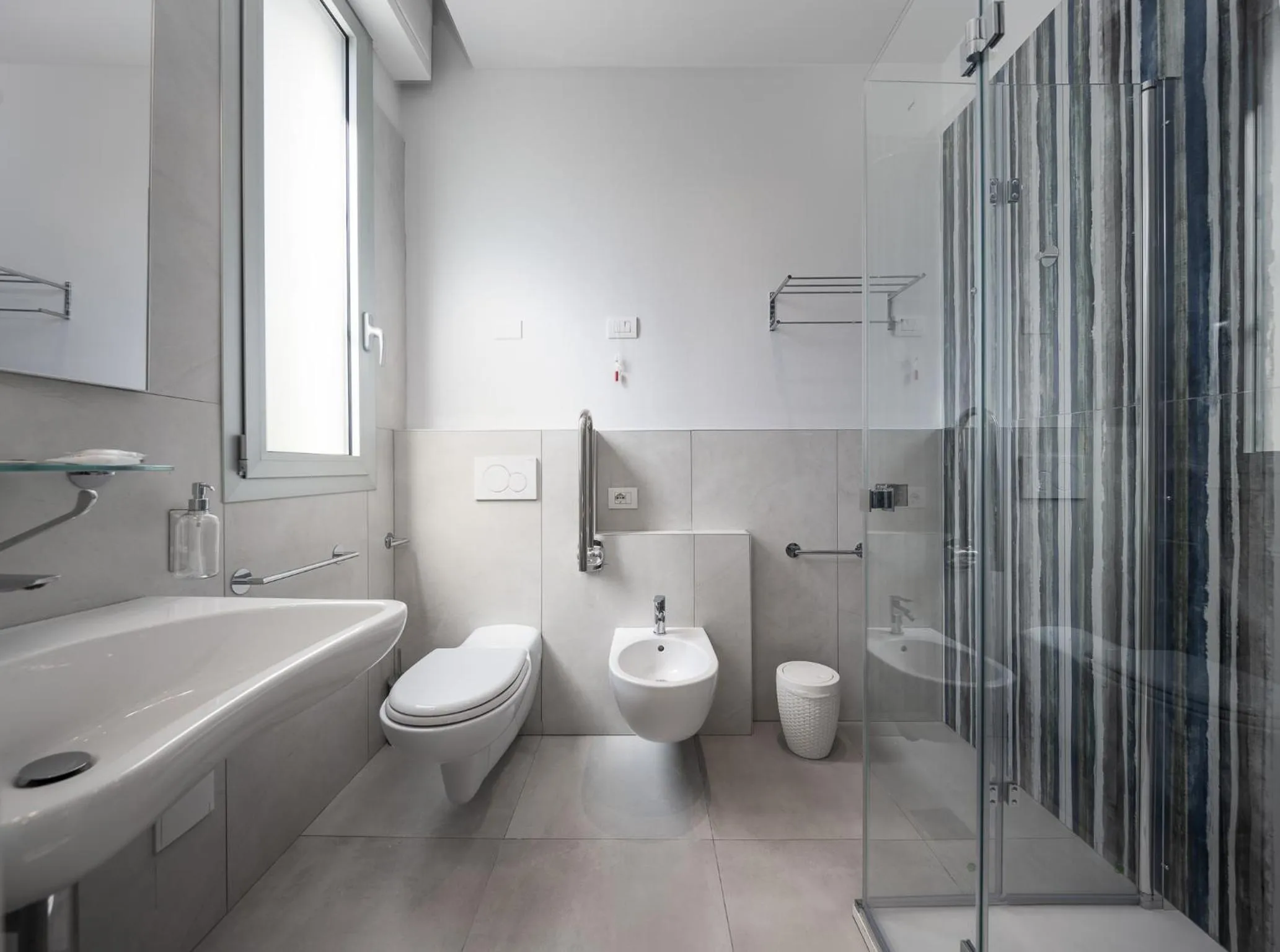 Shower in Hotel Niagara