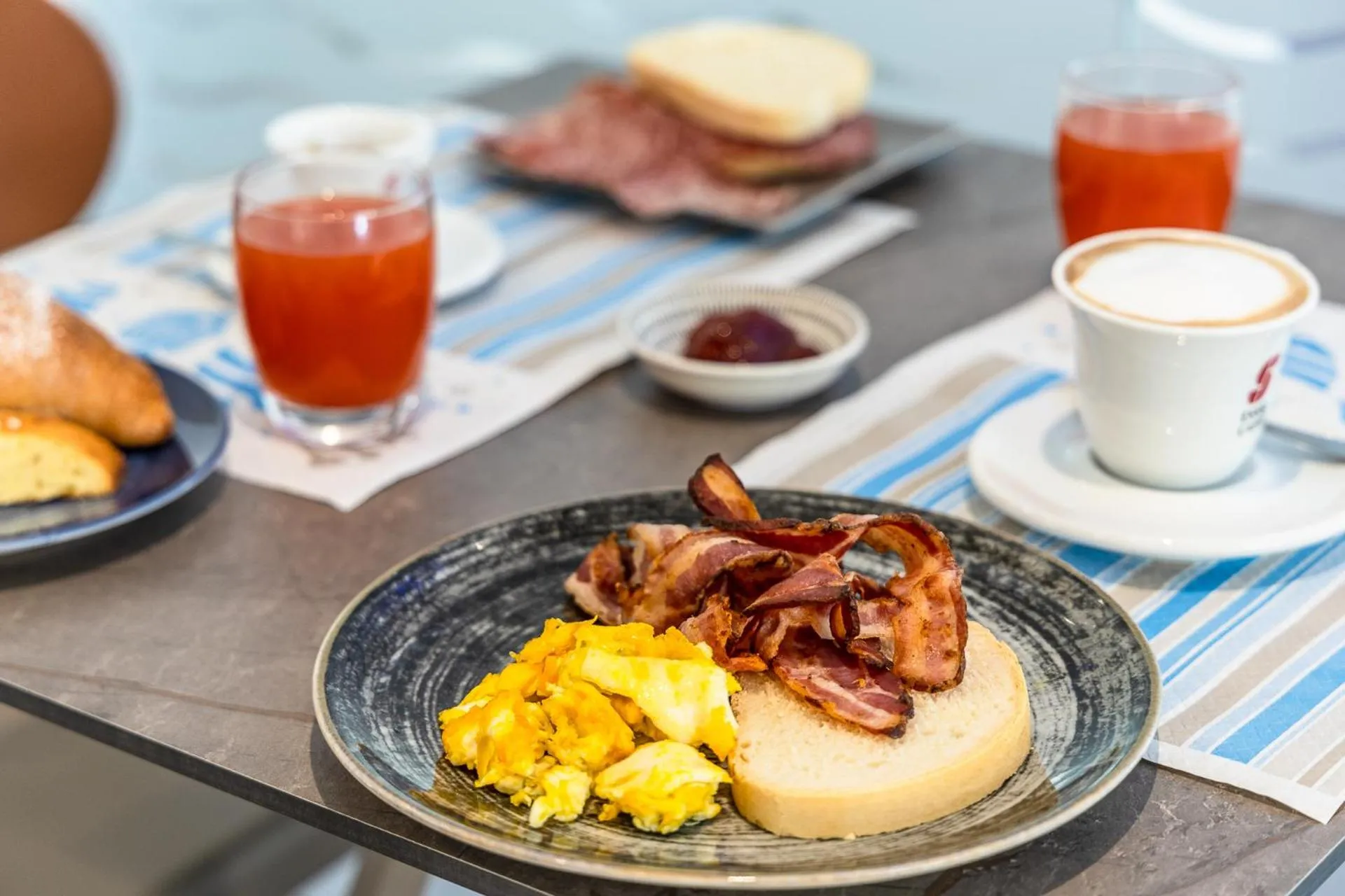 Breakfast in Hotel Niagara