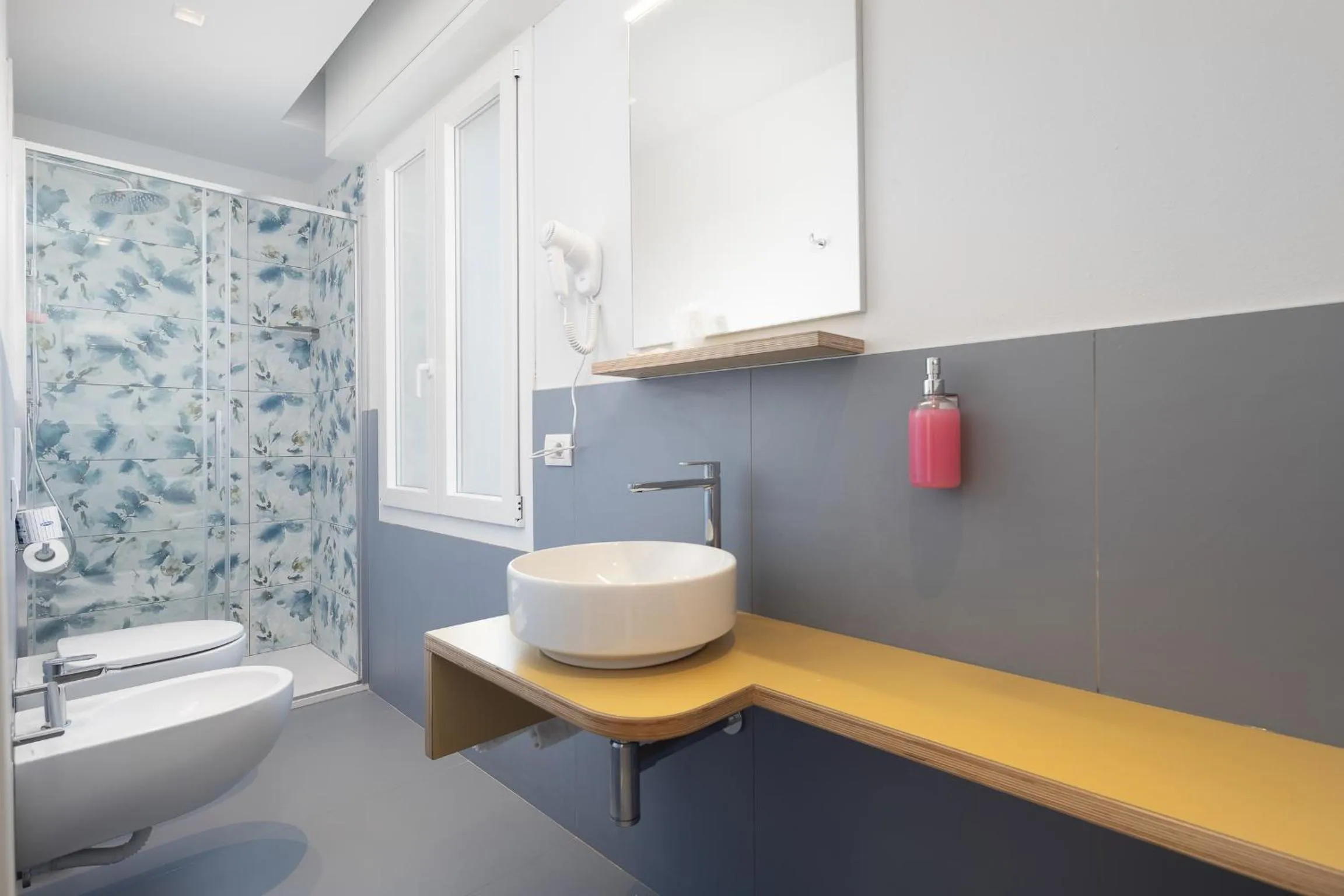 Shower in Hotel Niagara