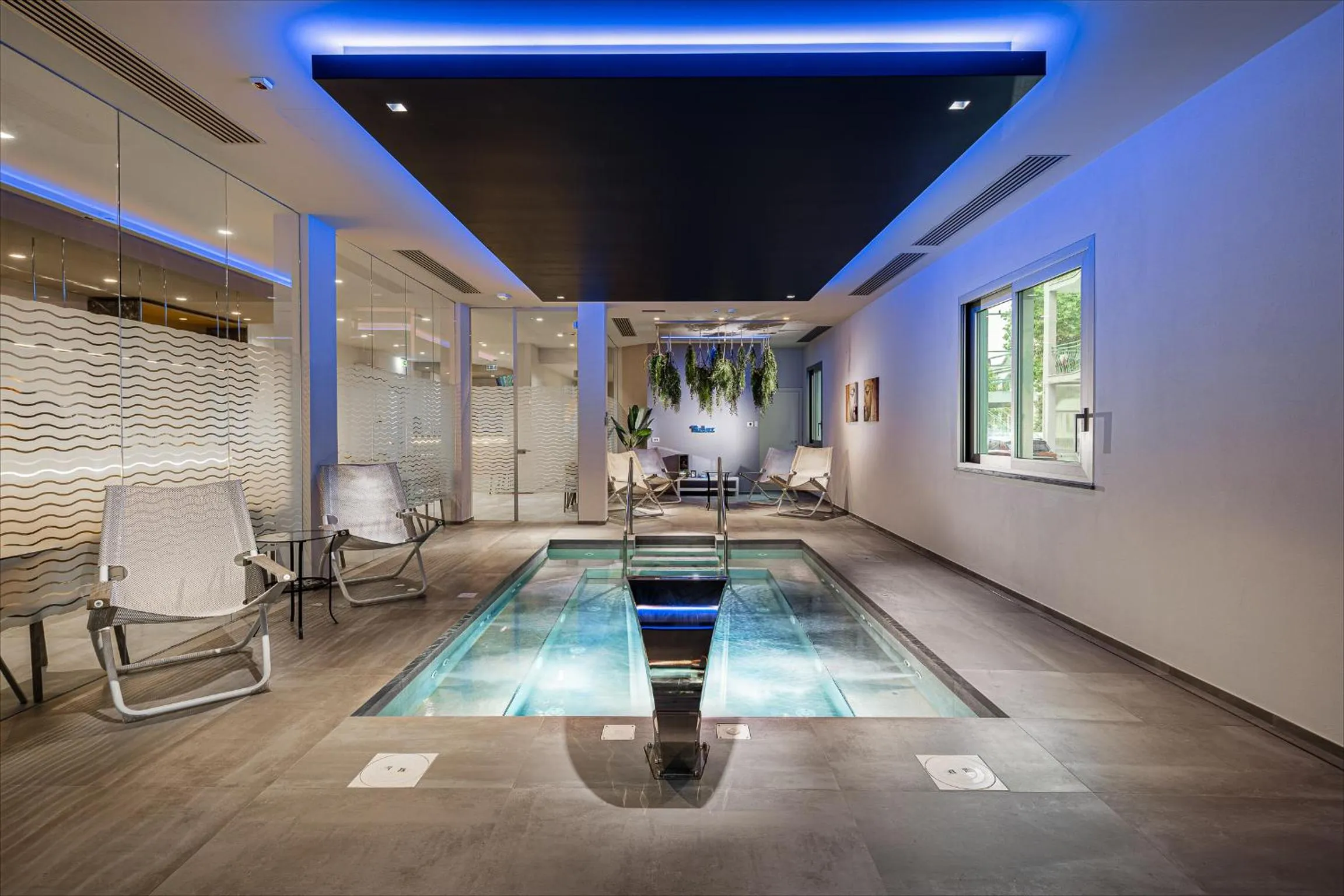 Pool view in Hotel Niagara