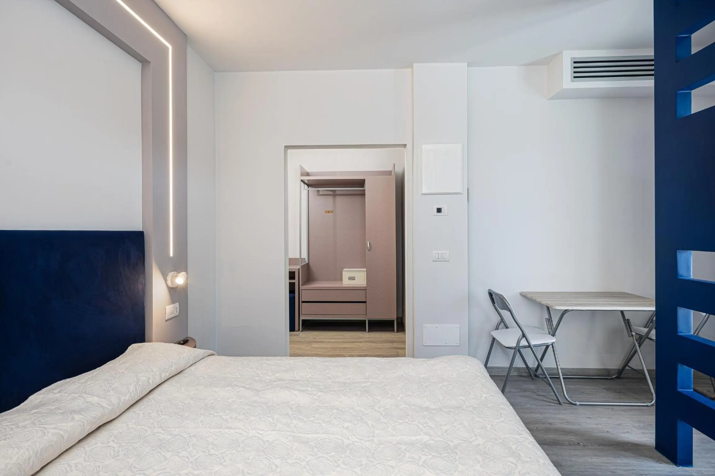 Bed in Hotel Niagara