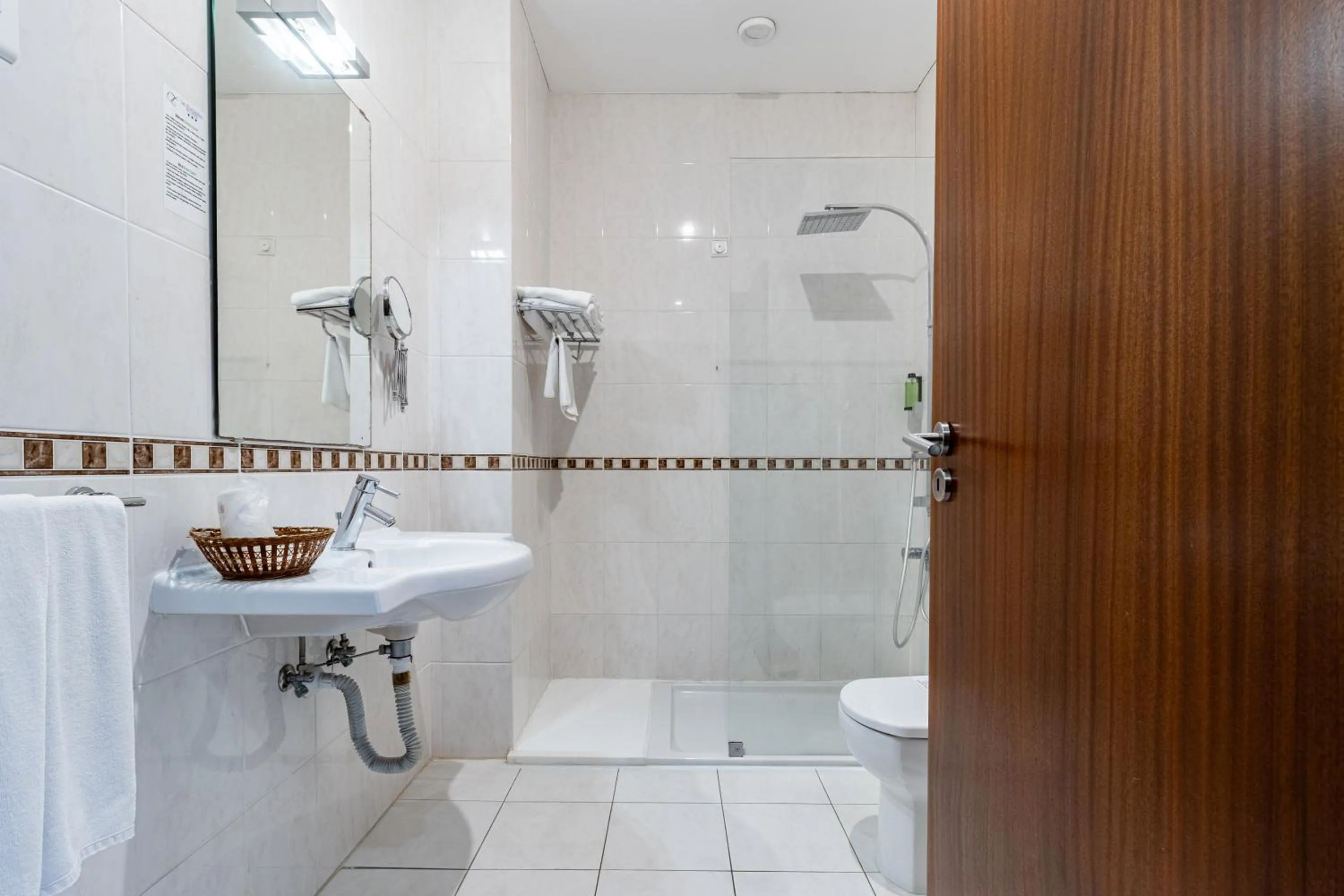 Shower in Hotel La Fontaine