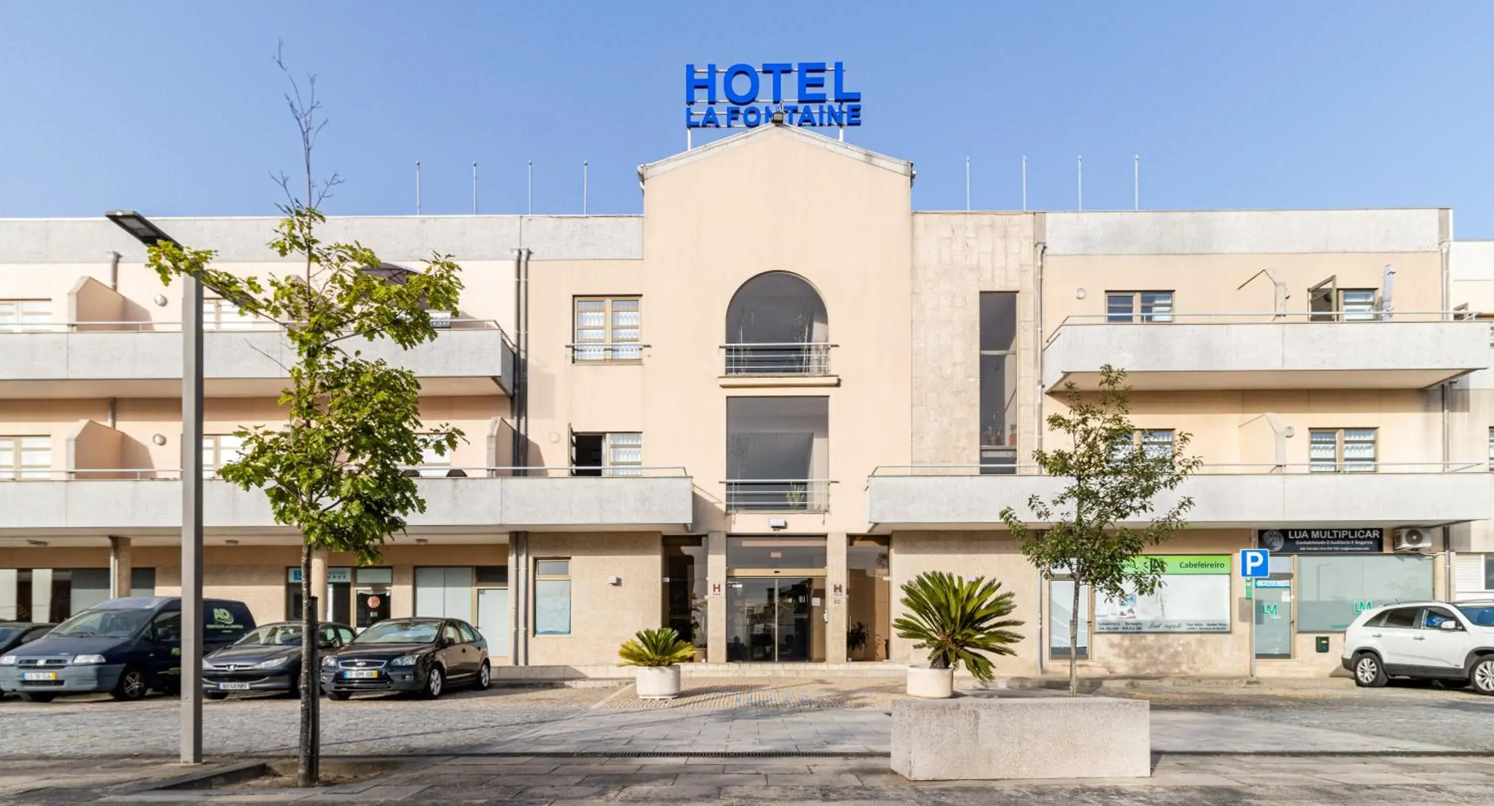 Facade/entrance in Hotel La Fontaine Facade/entrance in Hotel La Fontaine