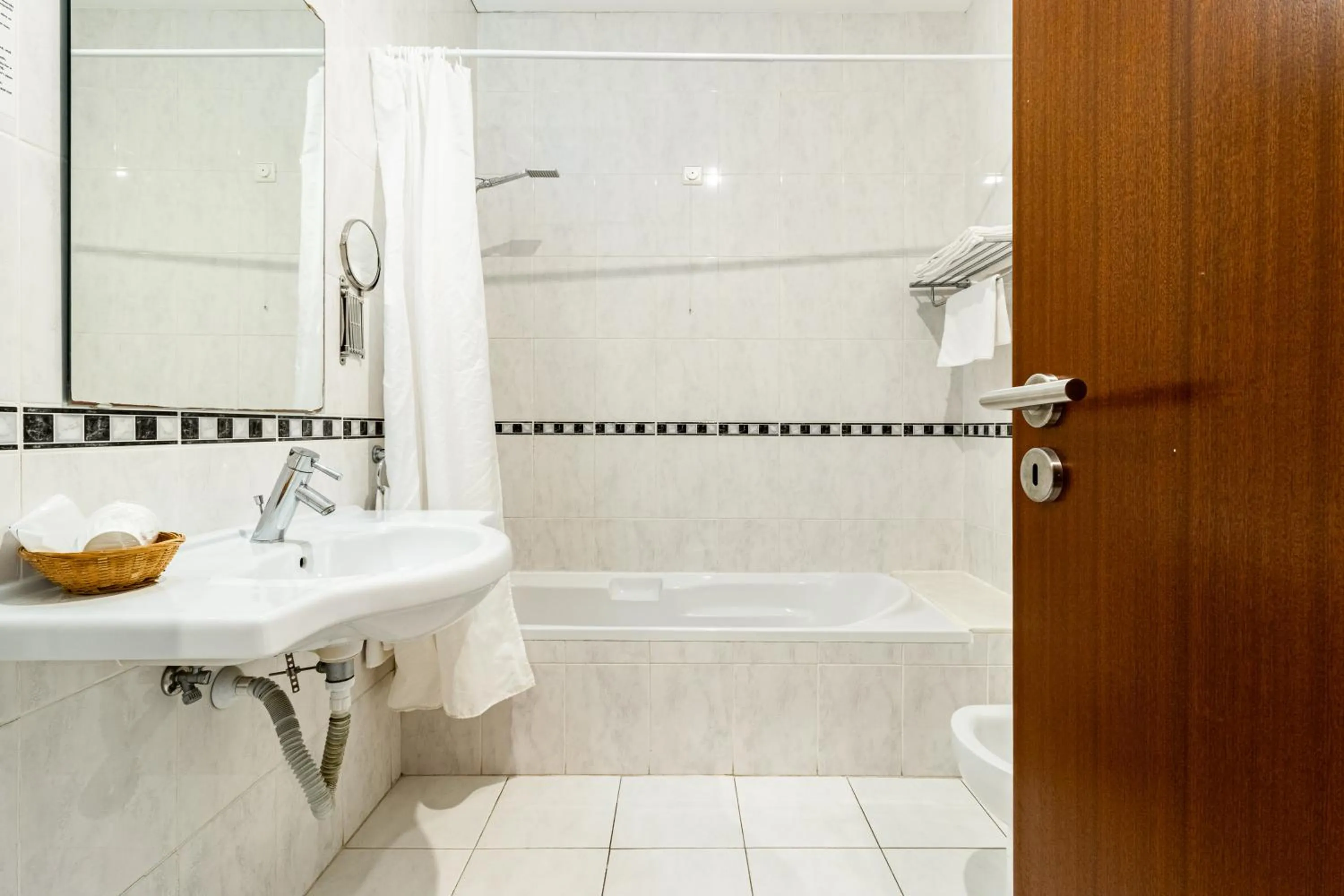 Shower in Hotel La Fontaine