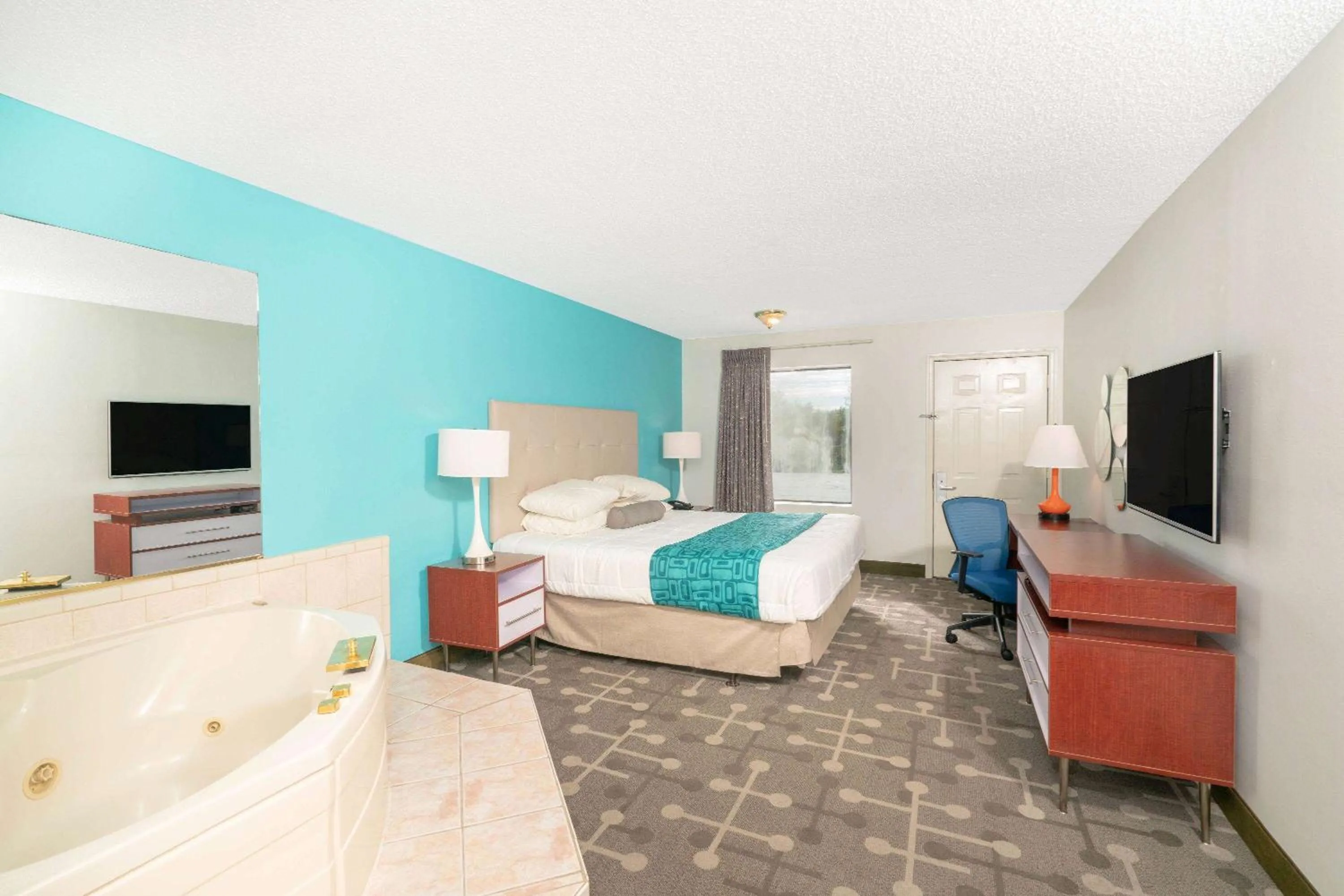 Photo of the whole room, Bed in Howard Johnson by Wyndham Aiken