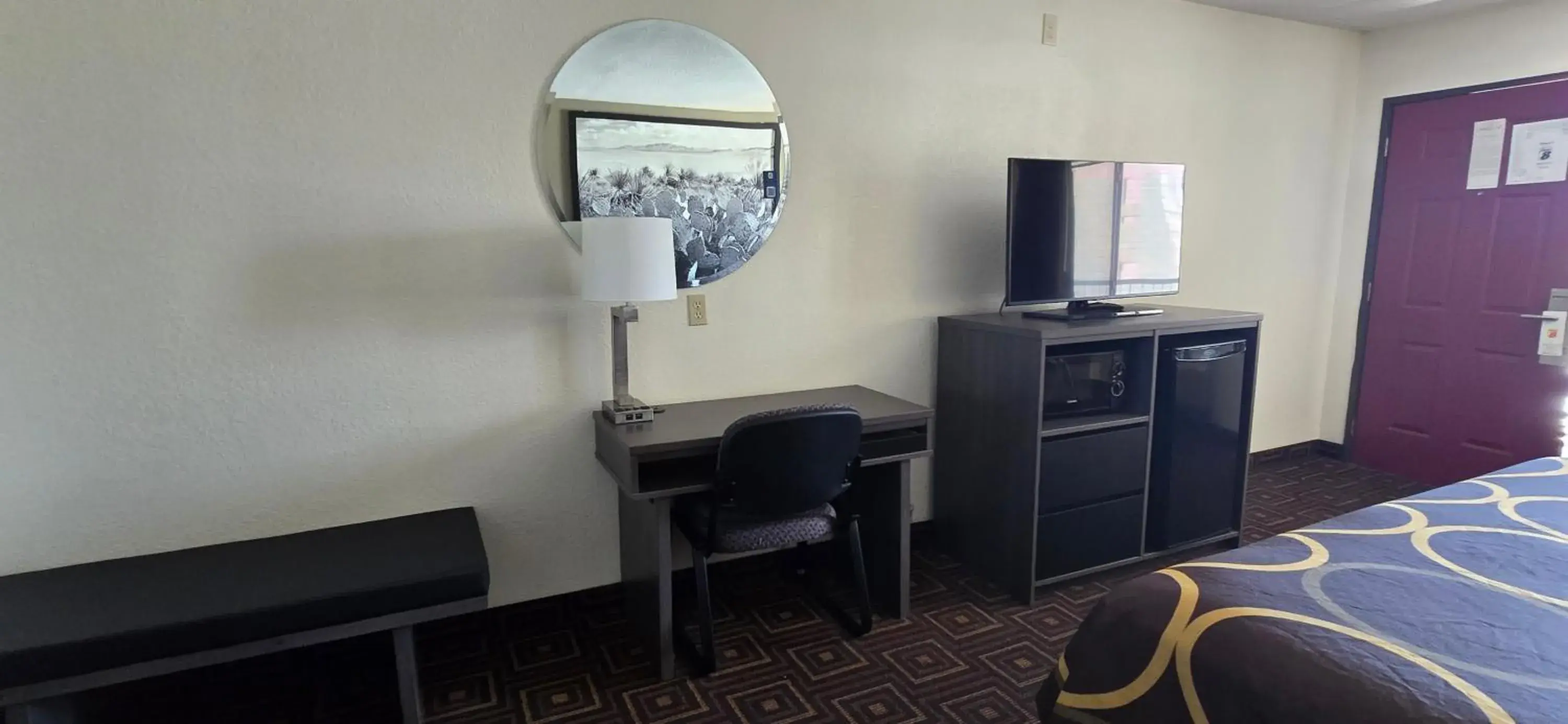 1 King Bed, Mobility/Hearing Impaired Accessible Room, Smoking in Super 8 by Wyndham Seguin 1 King Bed, Mobility/Hearing Impaired Accessible Room, Smoking in Super 8 by Wyndham Seguin