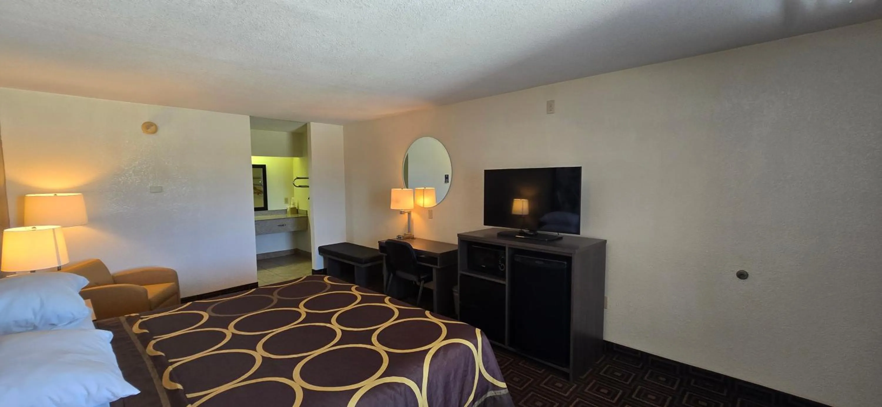 Photo of the whole room, Bed in Super 8 by Wyndham Seguin