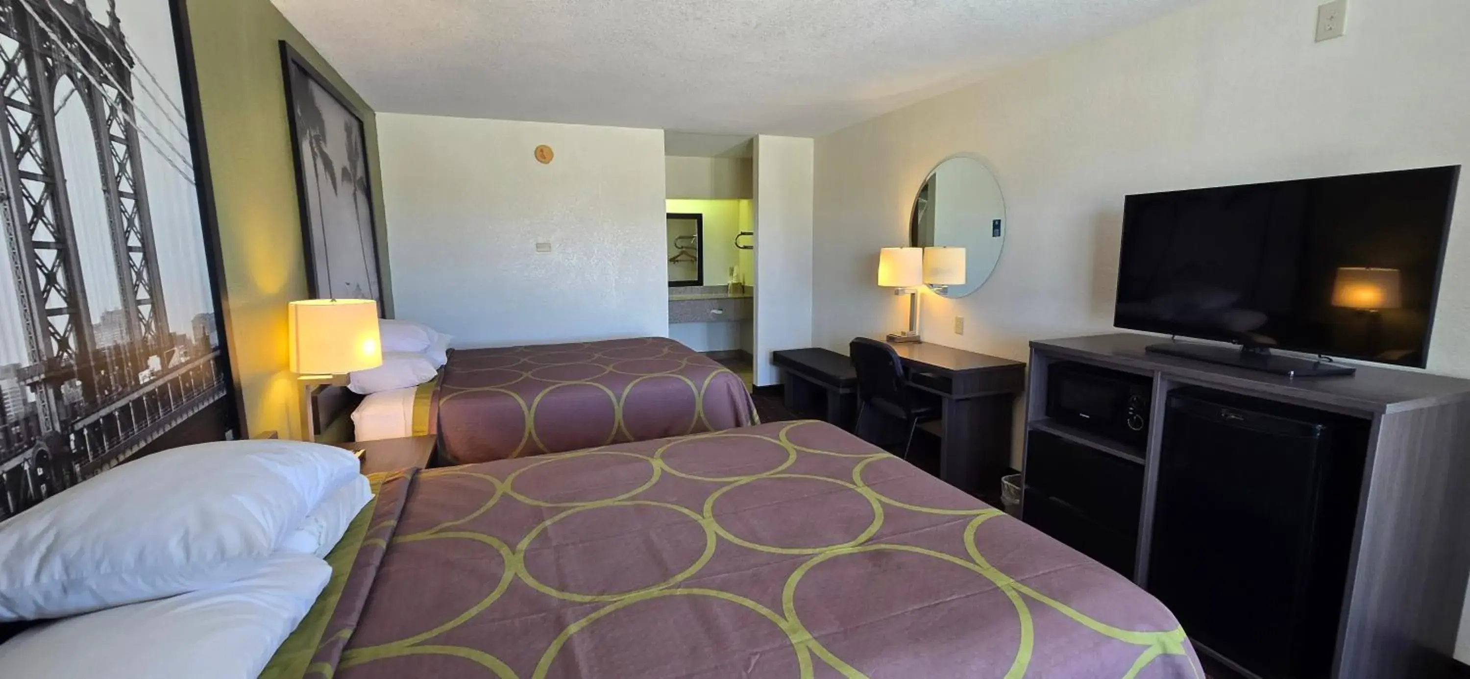 Queen Room with Two Queen Beds - Smoking in Super 8 by Wyndham Seguin Queen Room with Two Queen Beds - Smoking in Super 8 by Wyndham Seguin