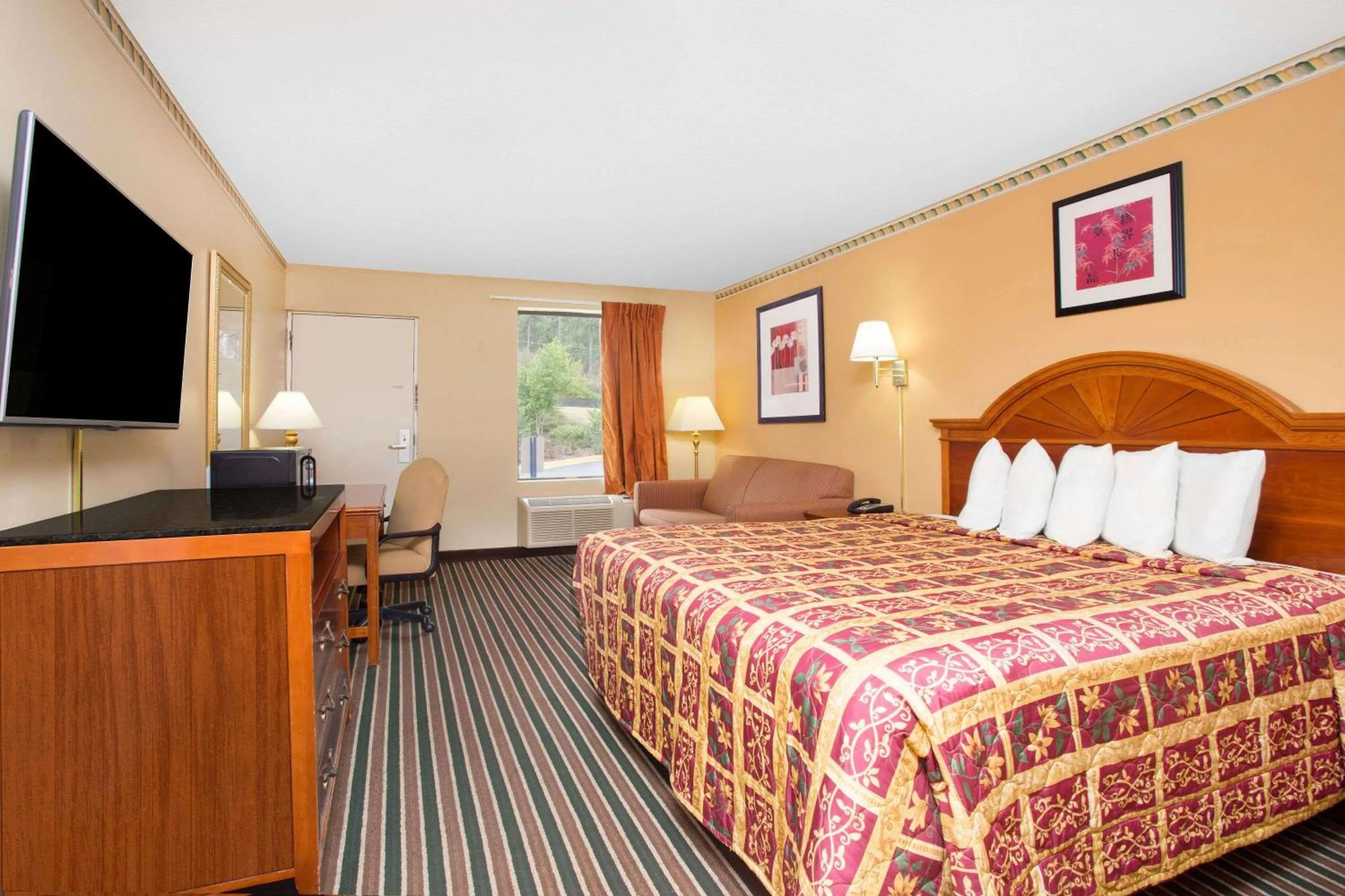 Photo of the whole room, Bed in Knights Inn Aiken